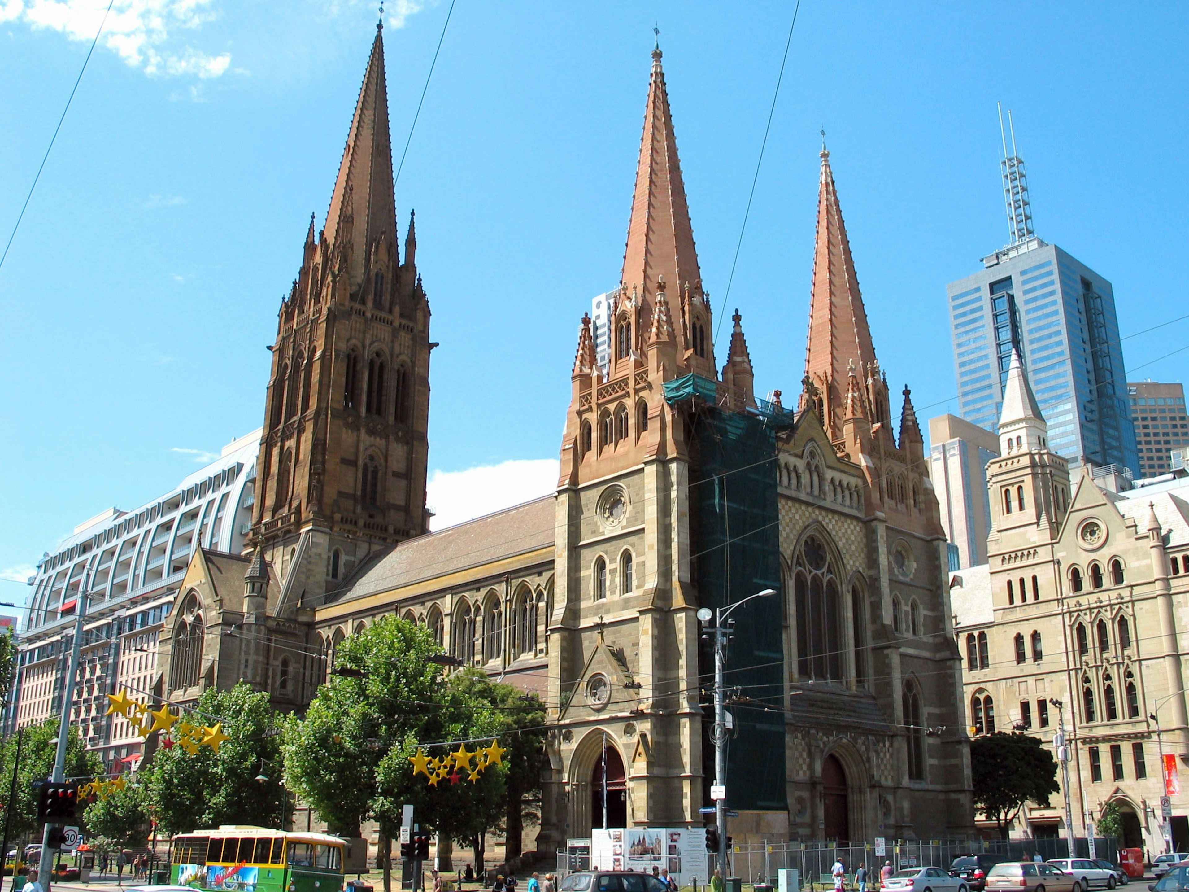 Cattedrale di San Paolo a Melbourne con lo skyline della città e cielo azzurro