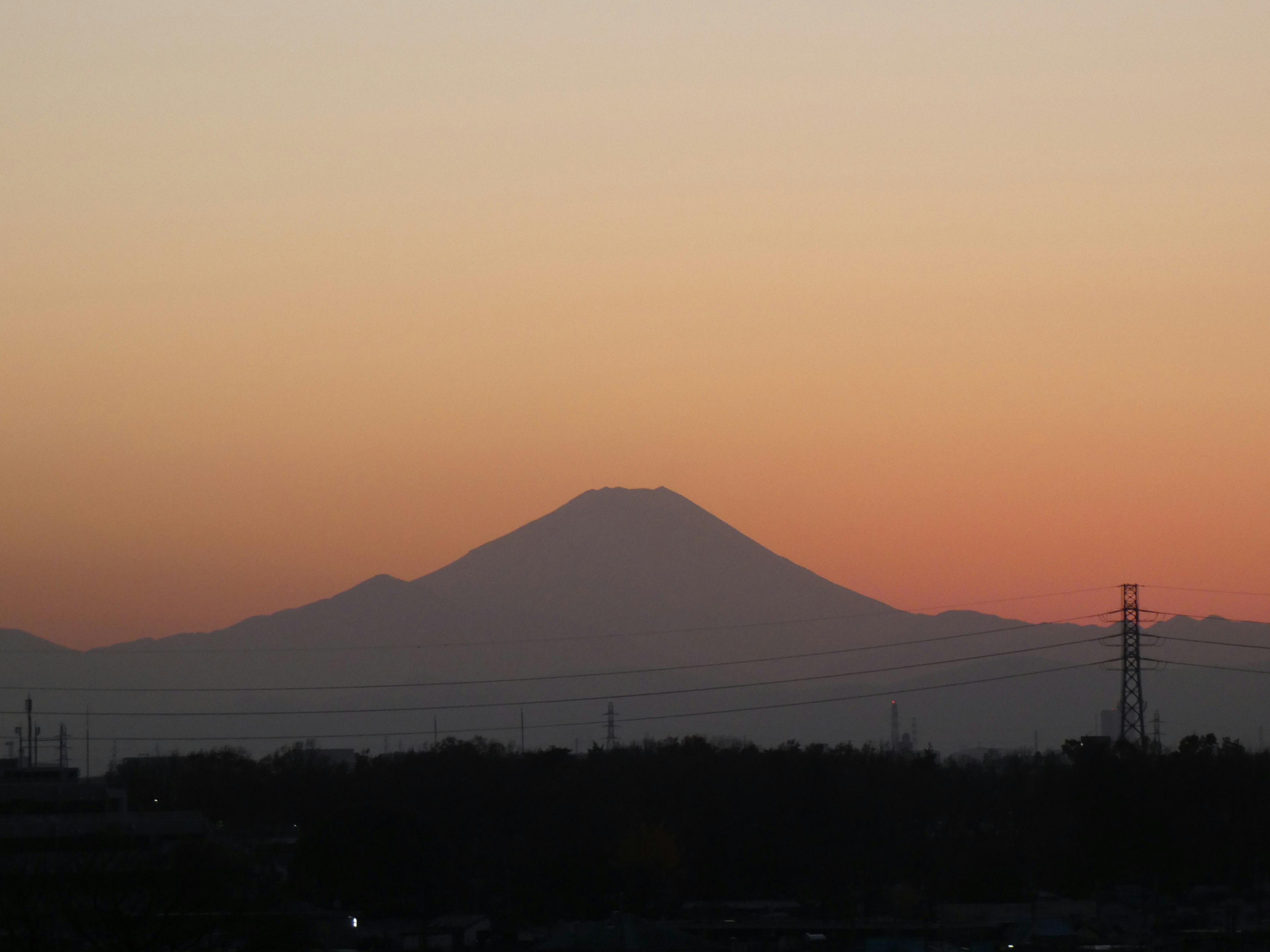 Silhouette des Fuji-Berges vor einem Sonnenuntergangshimmel