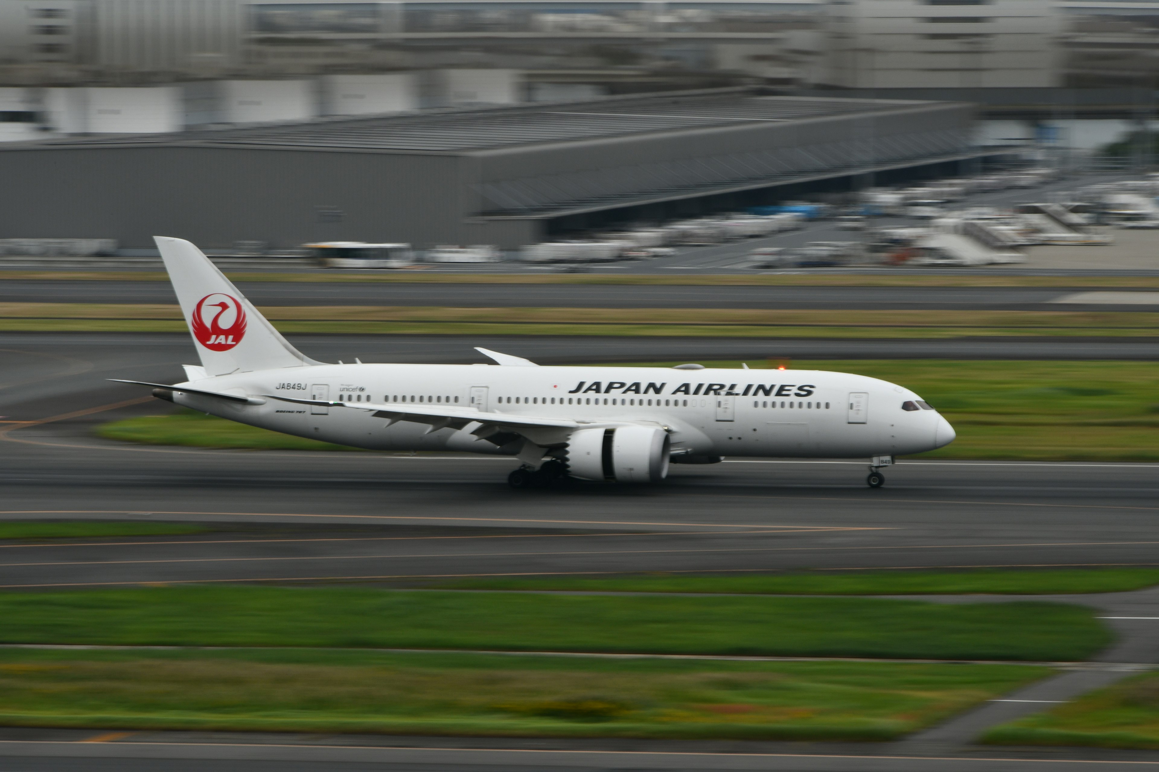 Boeing 787 de Japan Airlines rodando por la pista