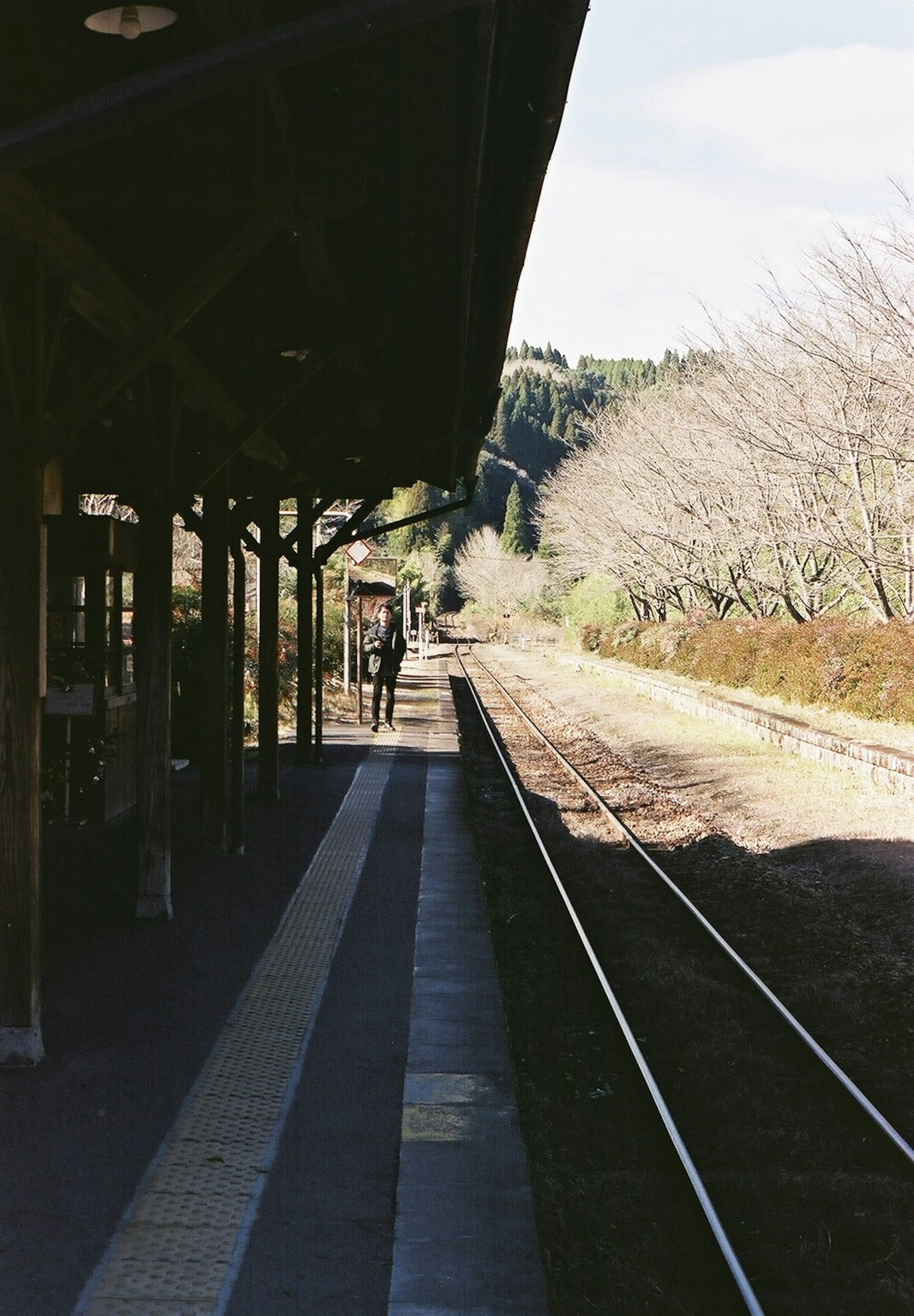 駅のプラットフォームと線路の風景