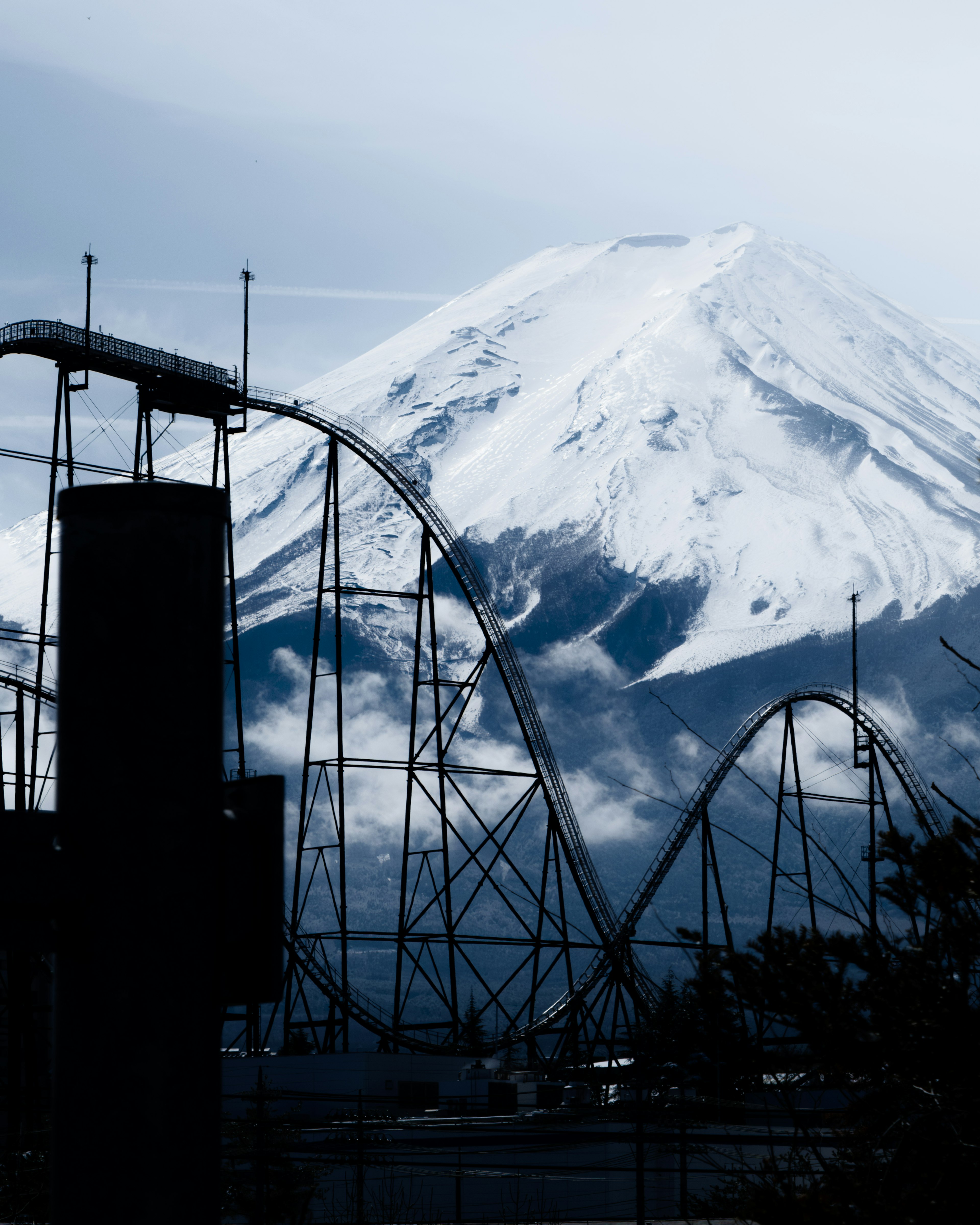 富士山と遊園地のジェットコースターのシルエット