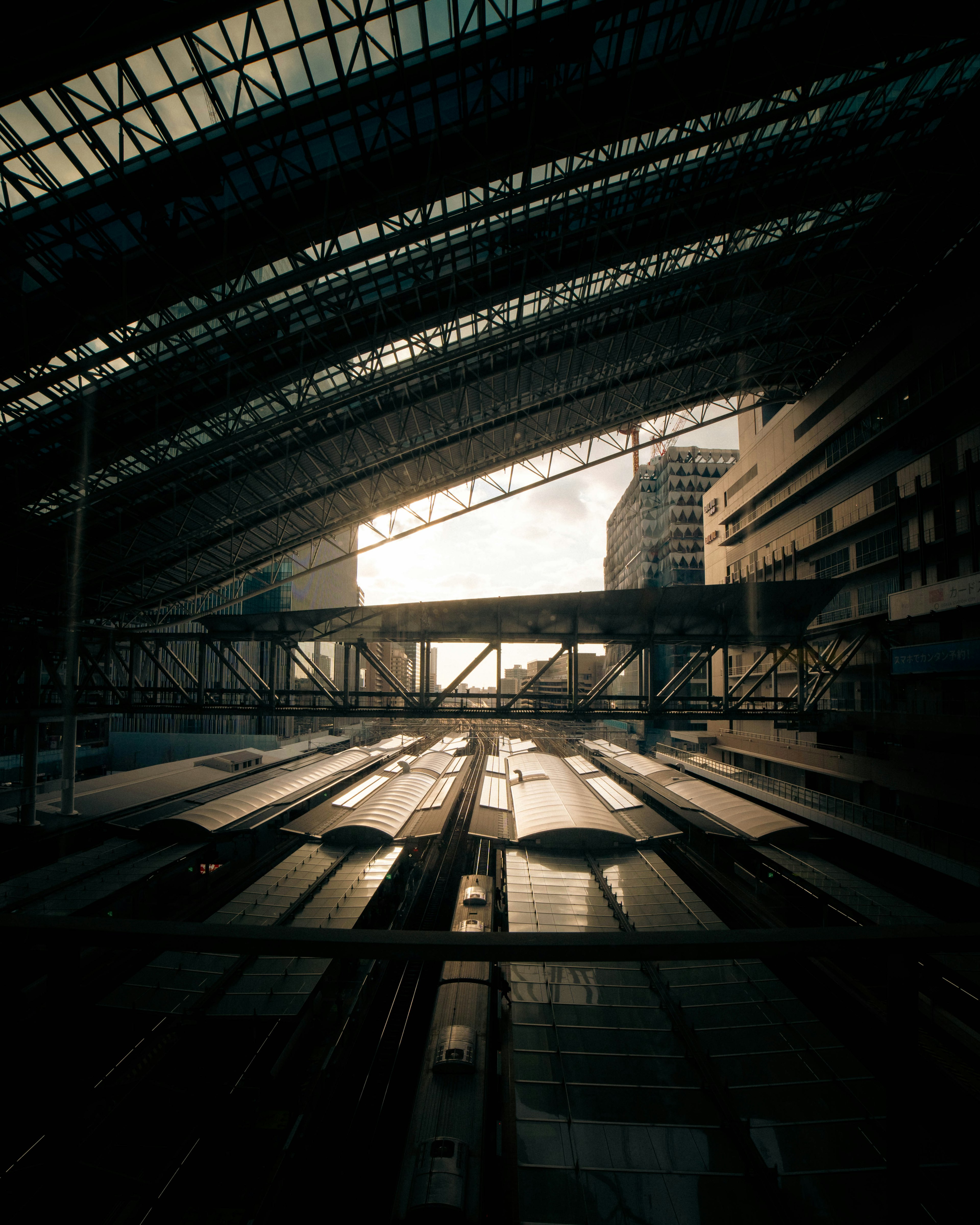 Interior stasiun kereta dengan arsitektur modern dan sinar matahari masuk