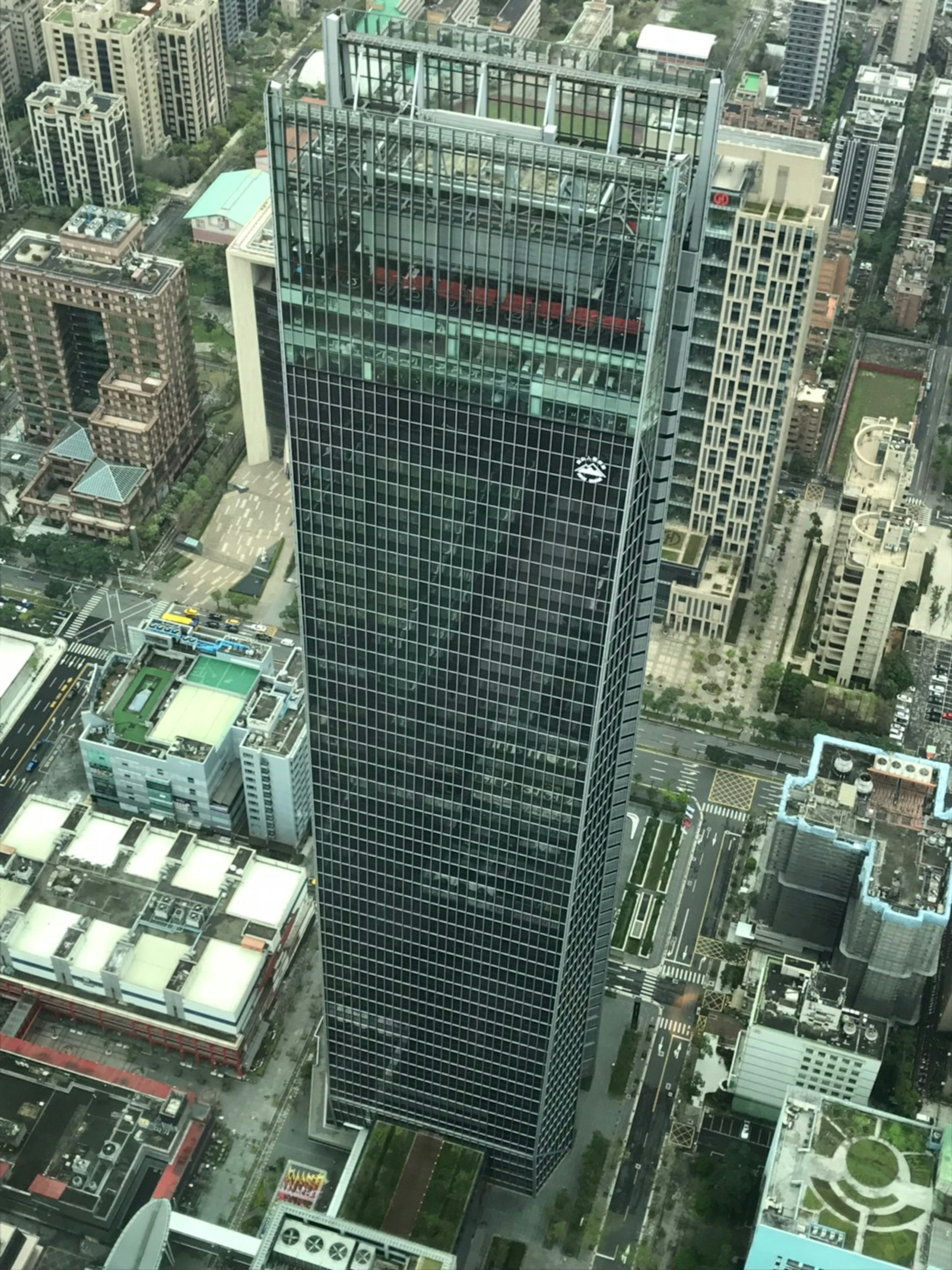 Pemandangan udara dari gedung pencakar langit dikelilingi oleh lanskap perkotaan