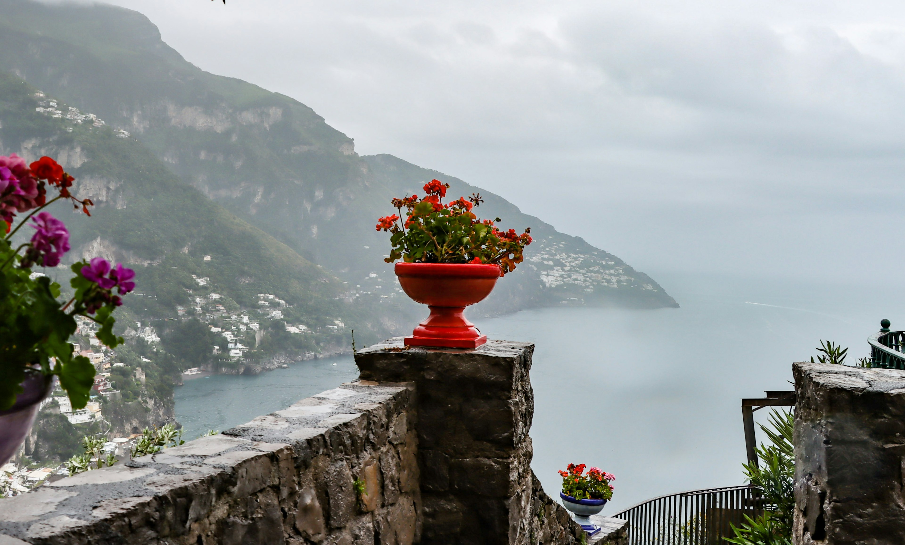 美しい海の景色と花の鉢植えが特徴のイタリアの海岸の風景