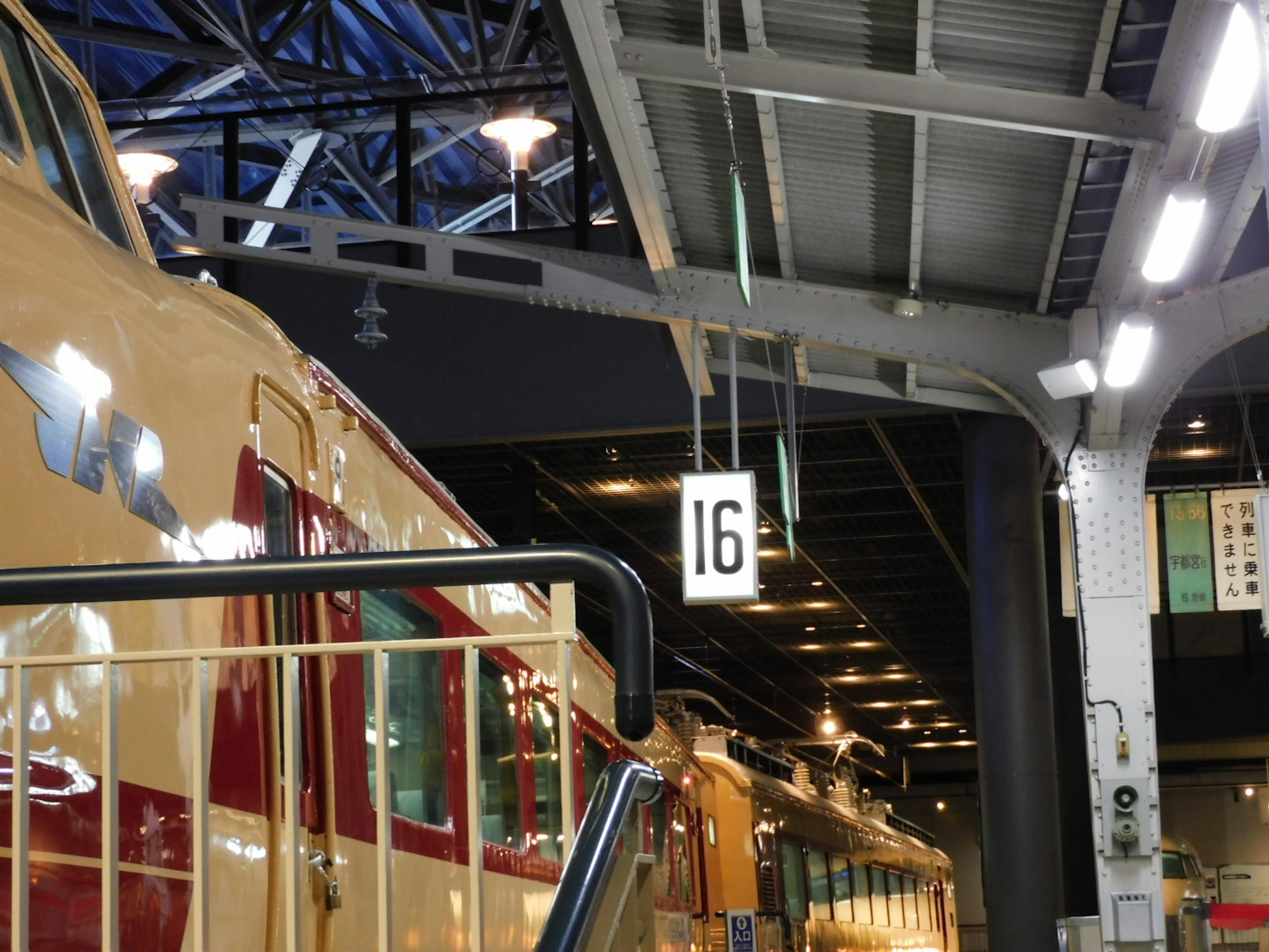 Tren en una plataforma de estación con el letrero número 16