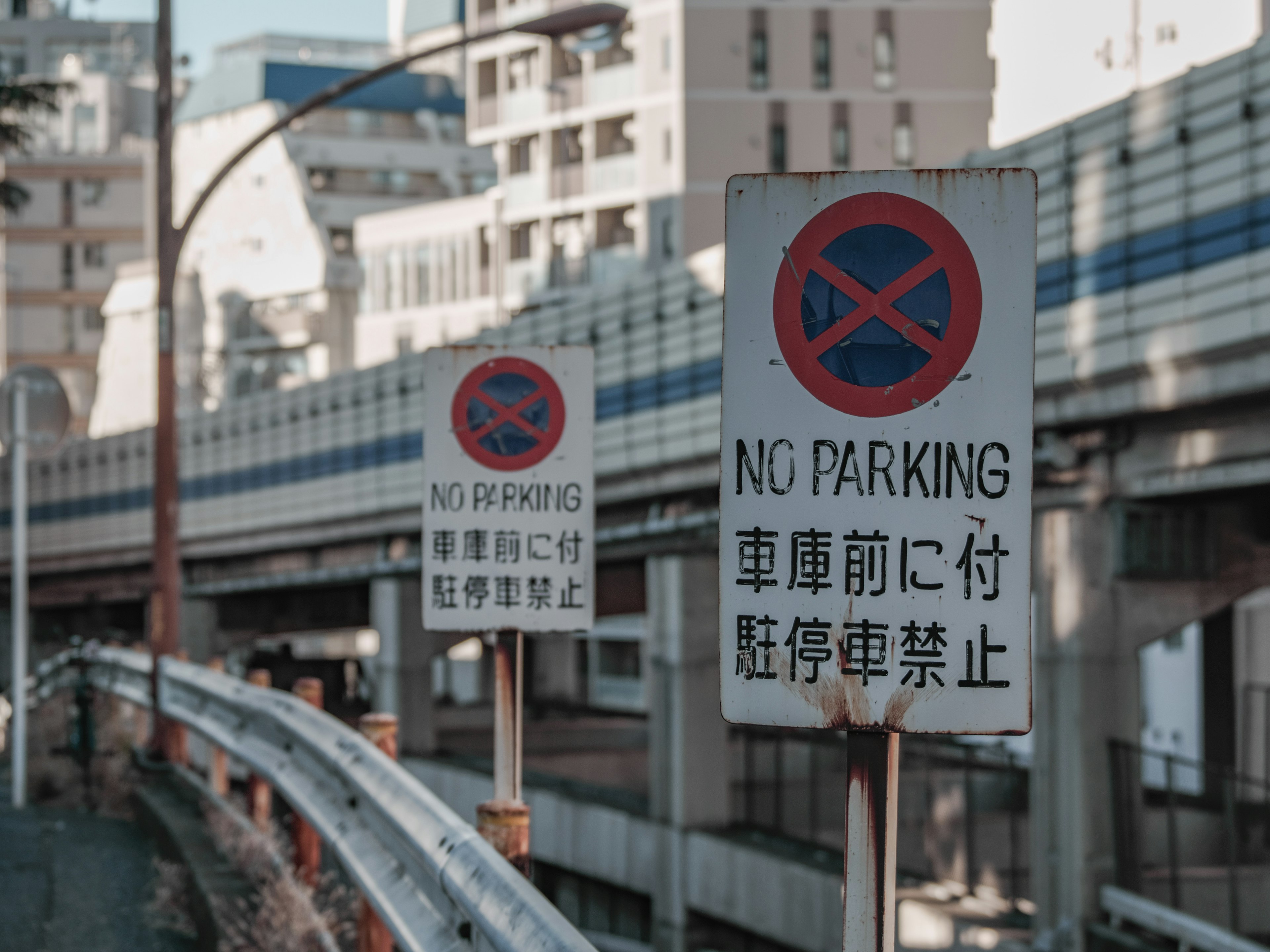 Paisaje urbano con señales de no estacionar y edificios circundantes