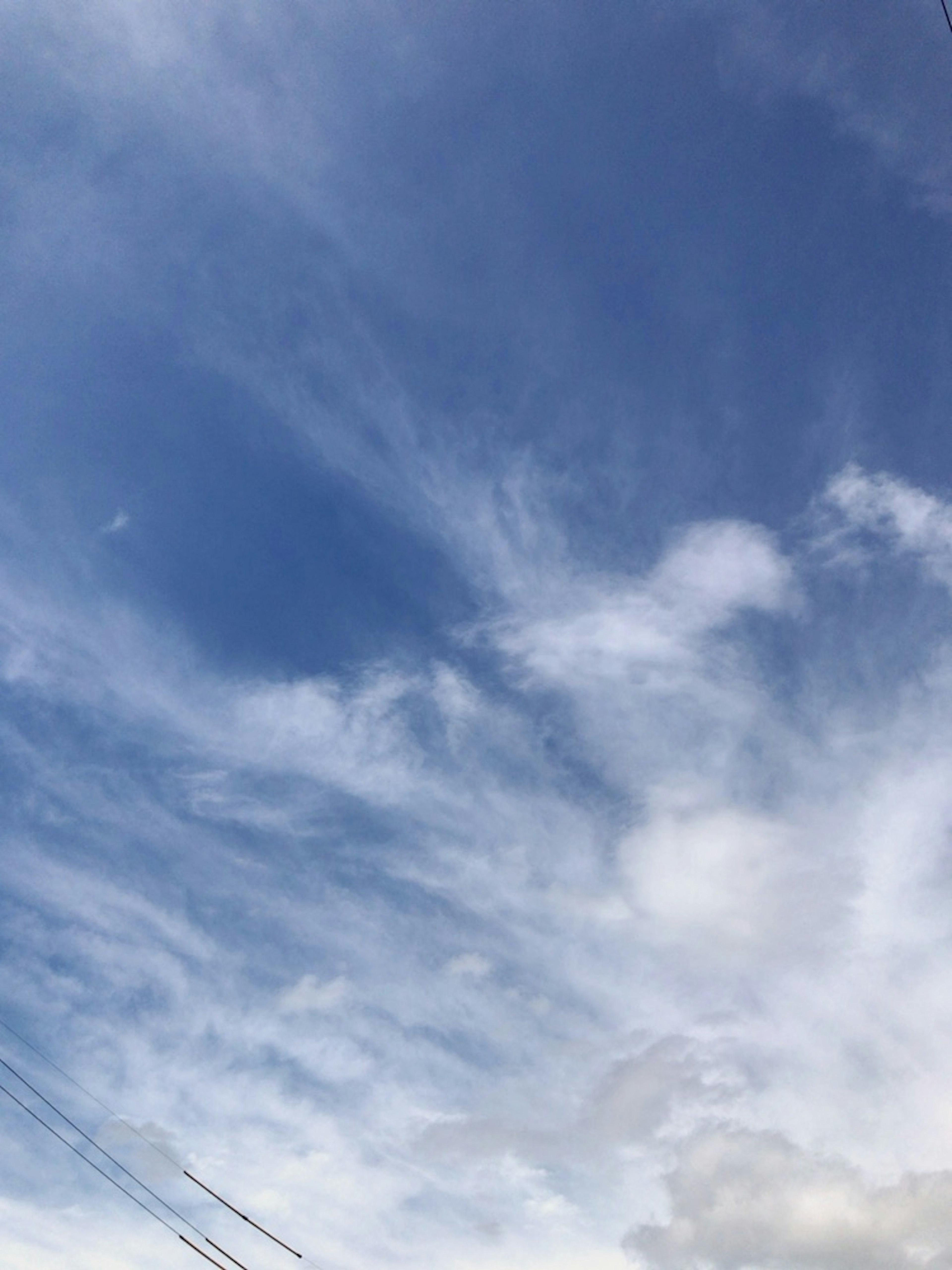 Blauer Himmel mit weißen, wispy Wolken