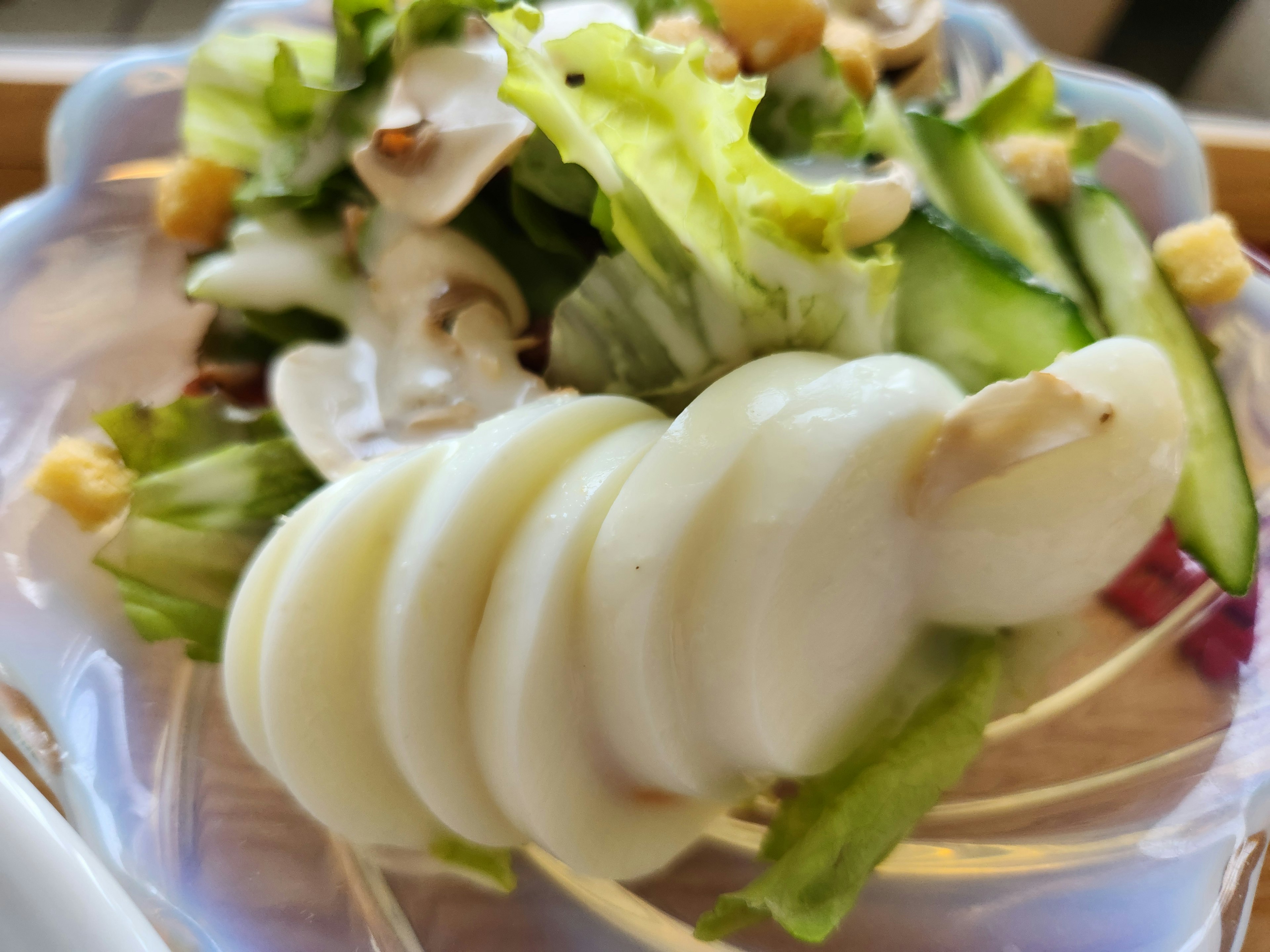 Salade fraîche avec des ingrédients blancs tranchés dans un bol