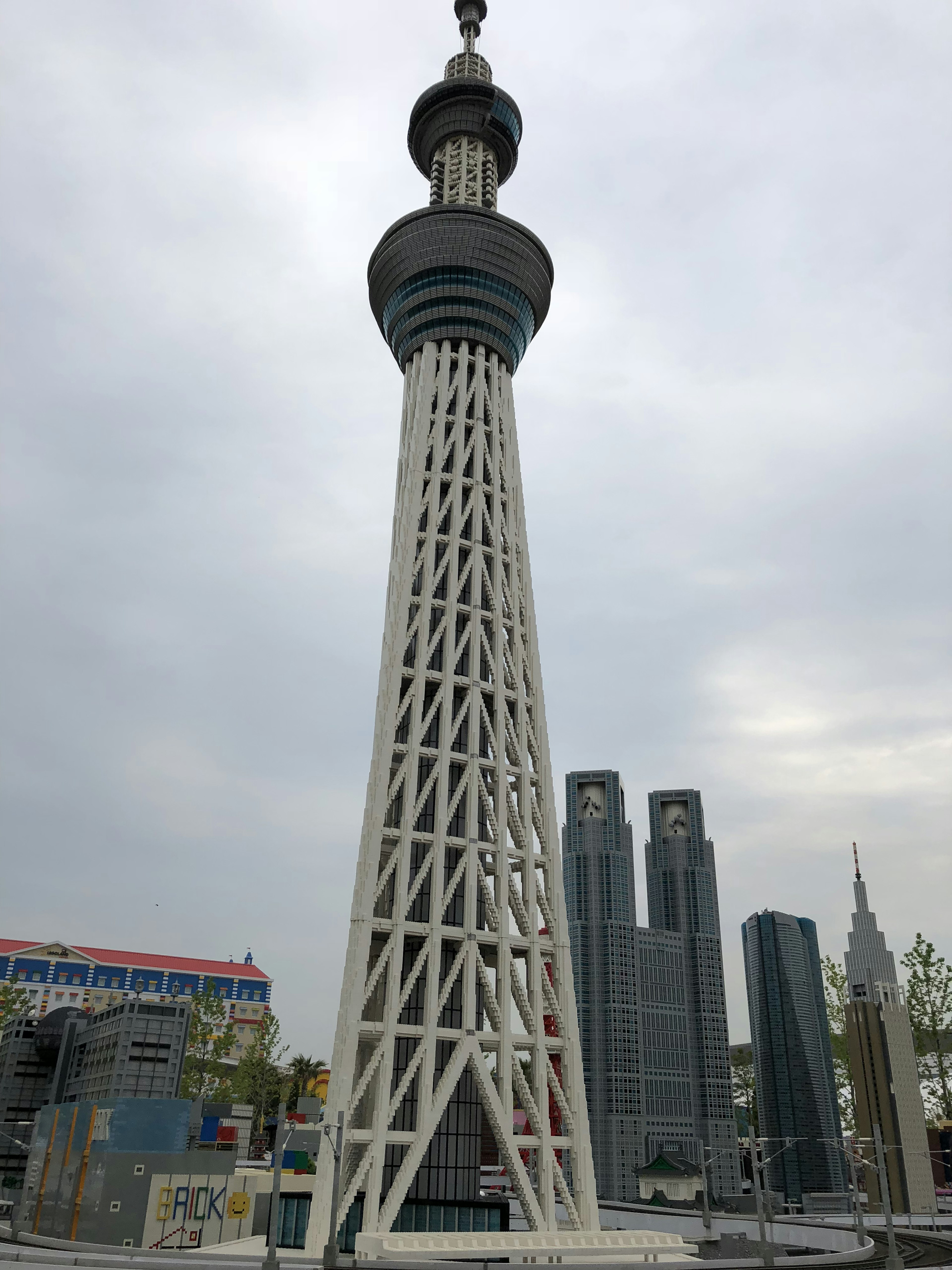 Model Tokyo Skytree dengan gedung pencakar langit di sekitarnya