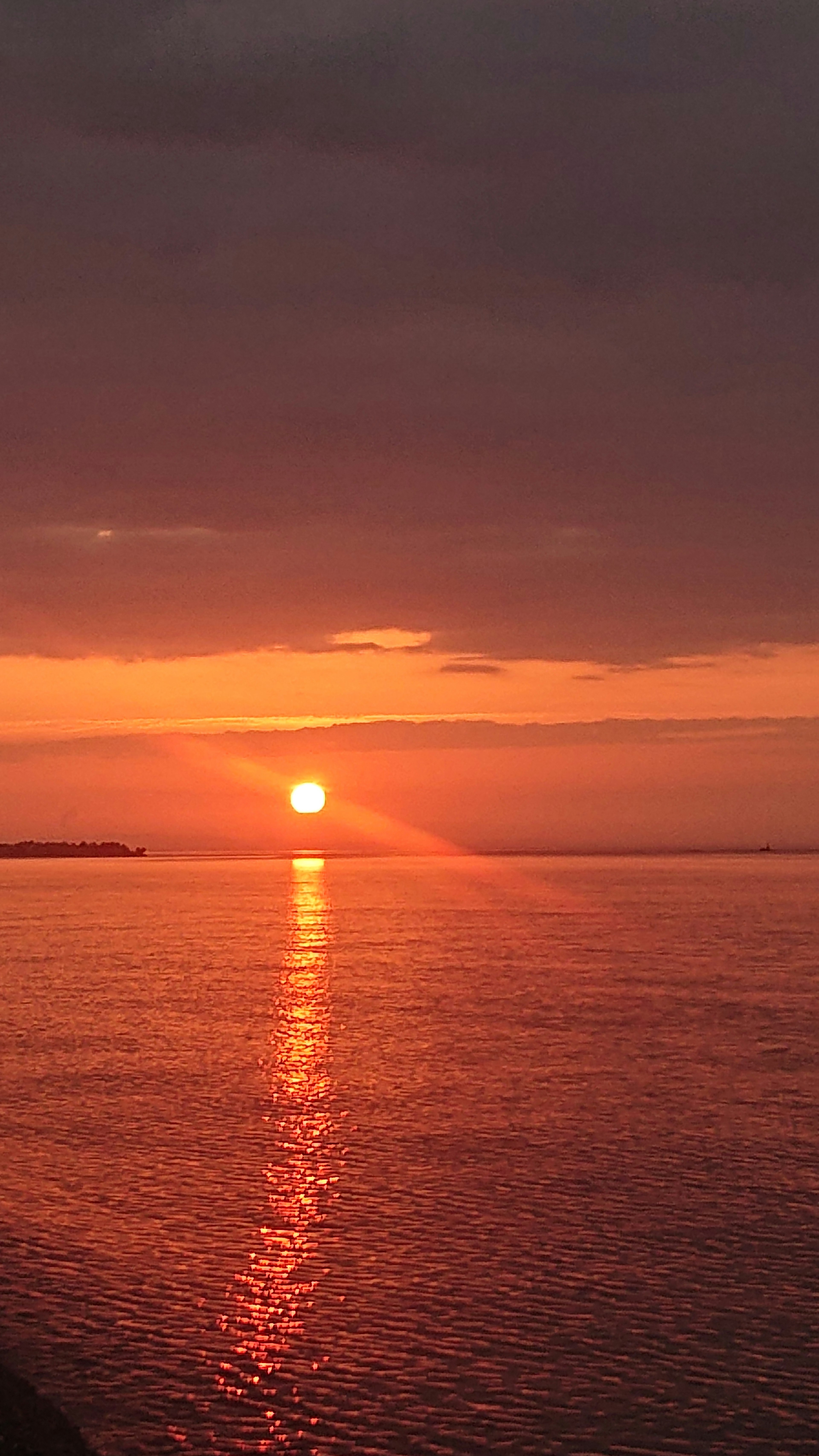 美麗的海景，夕陽映射在水面上