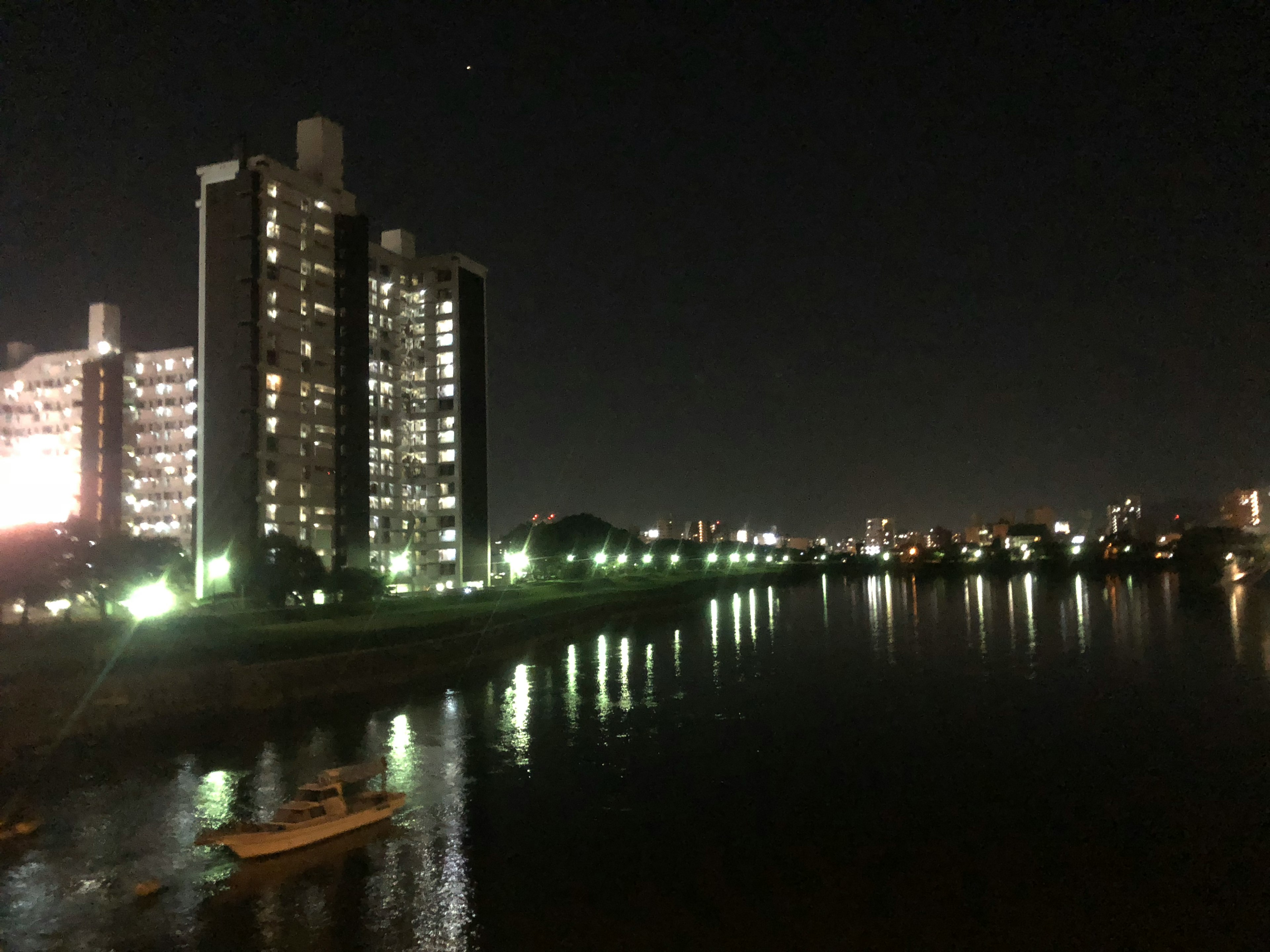 Vista panoramica di edifici illuminati lungo un fiume di notte