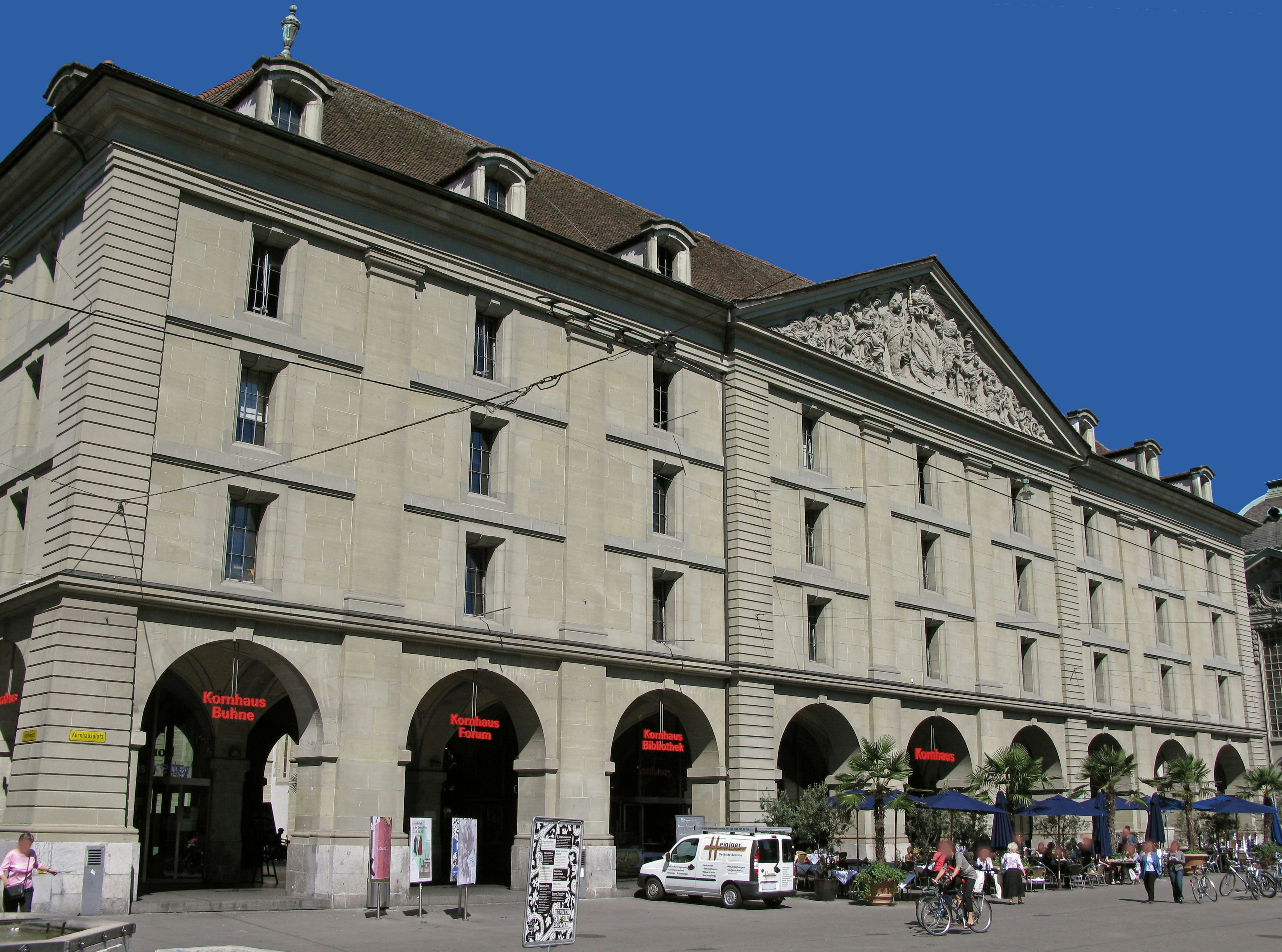 Extérieur d'un bâtiment historique à Berne en Suisse avec des entrées en arc