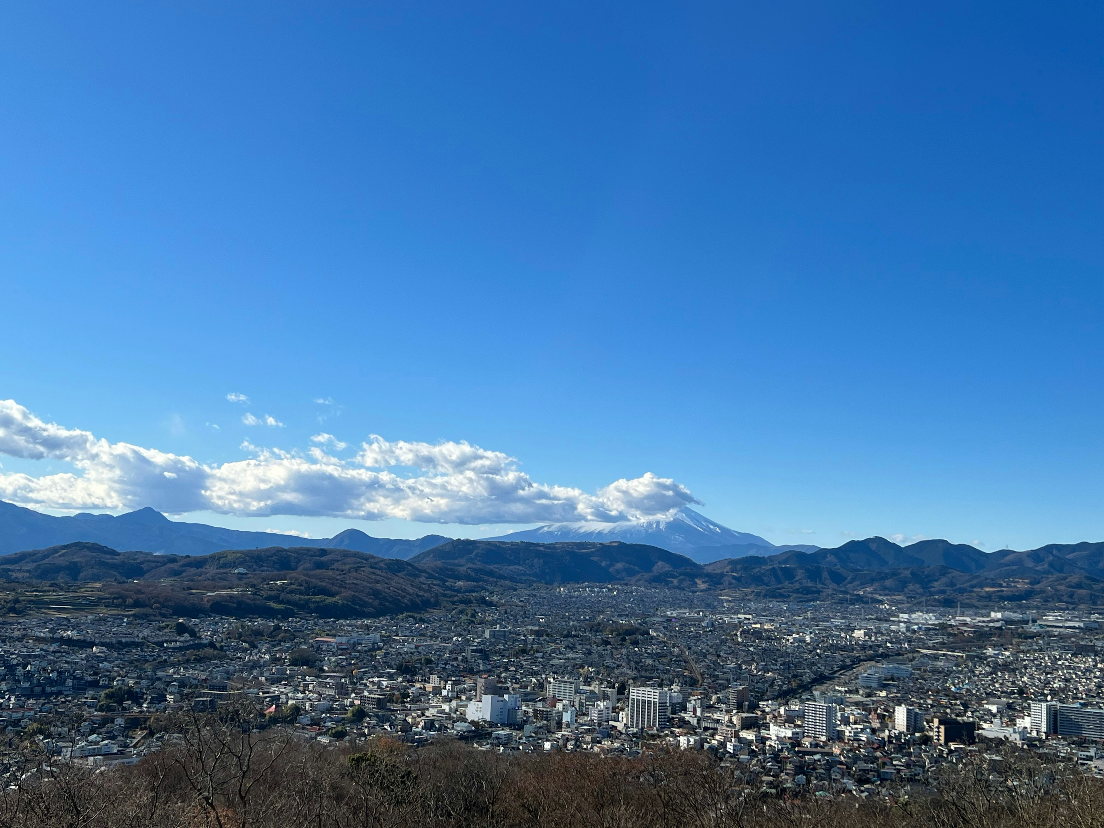 Vista escénica del Monte Fuji bajo un cielo azul claro