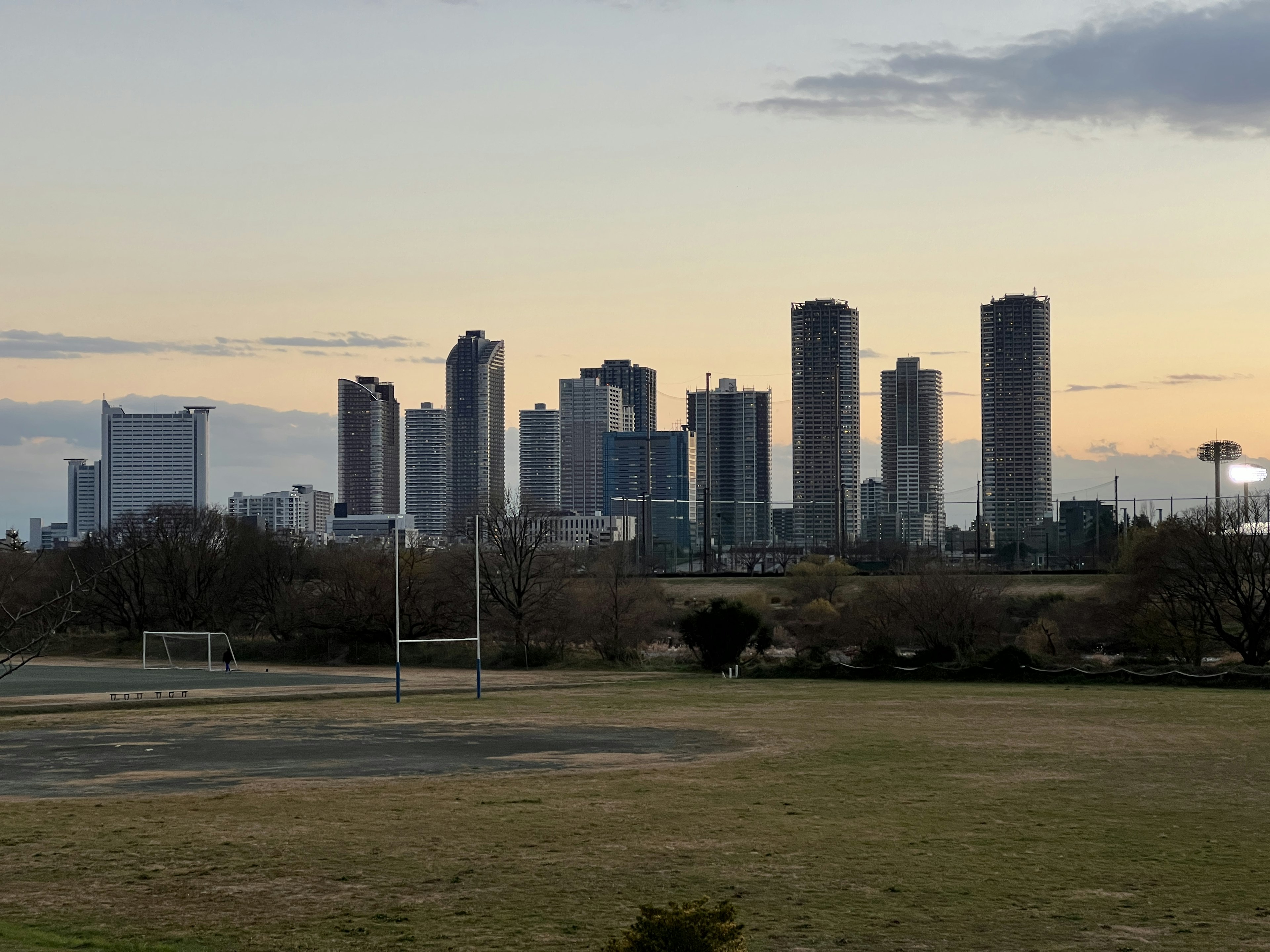 高層ビルが並ぶ都市の景観と夕焼けの空