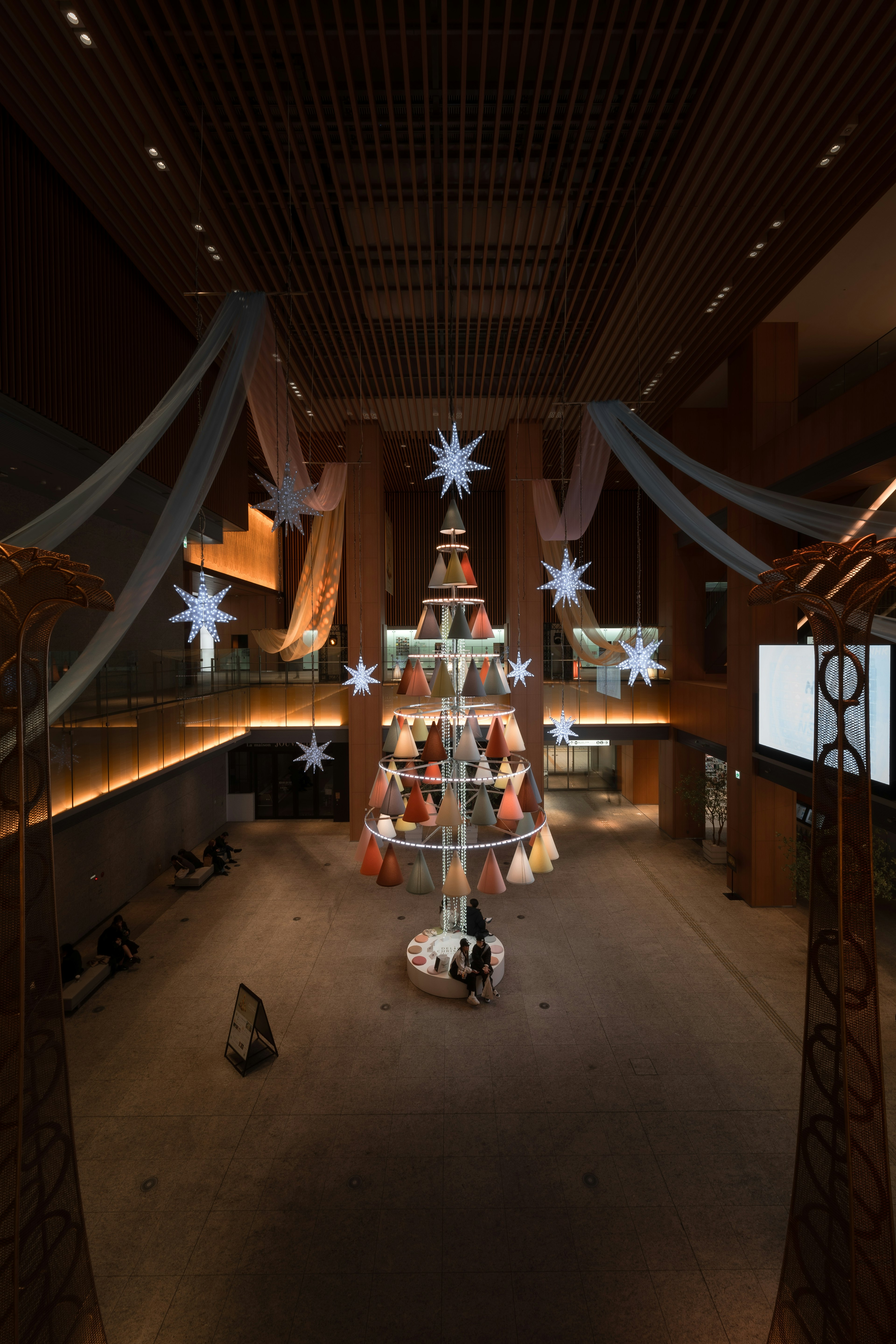 Interno di un ampio atrio con un albero di Natale decorato