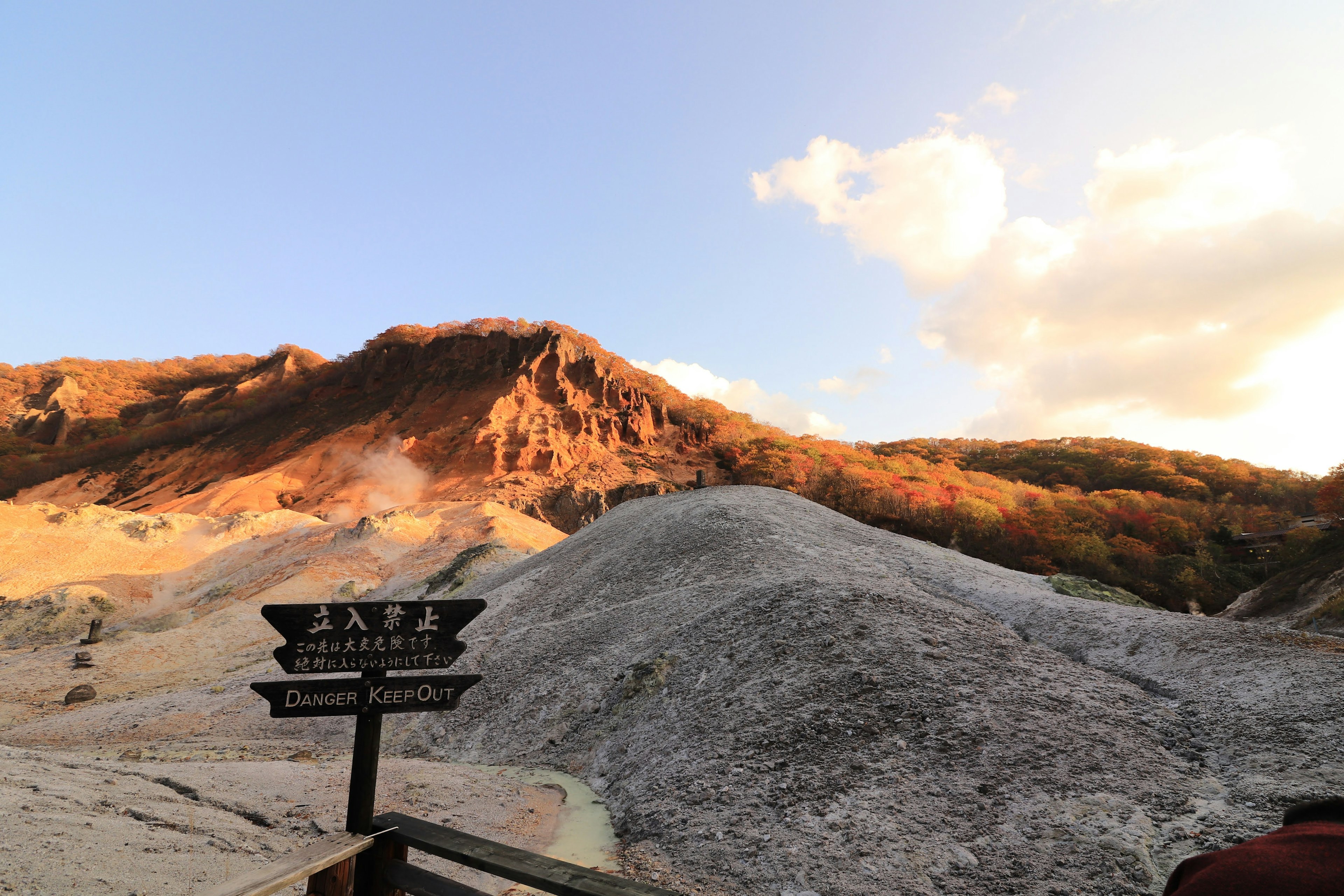 山の風景と標識がある美しい夕焼けの光景