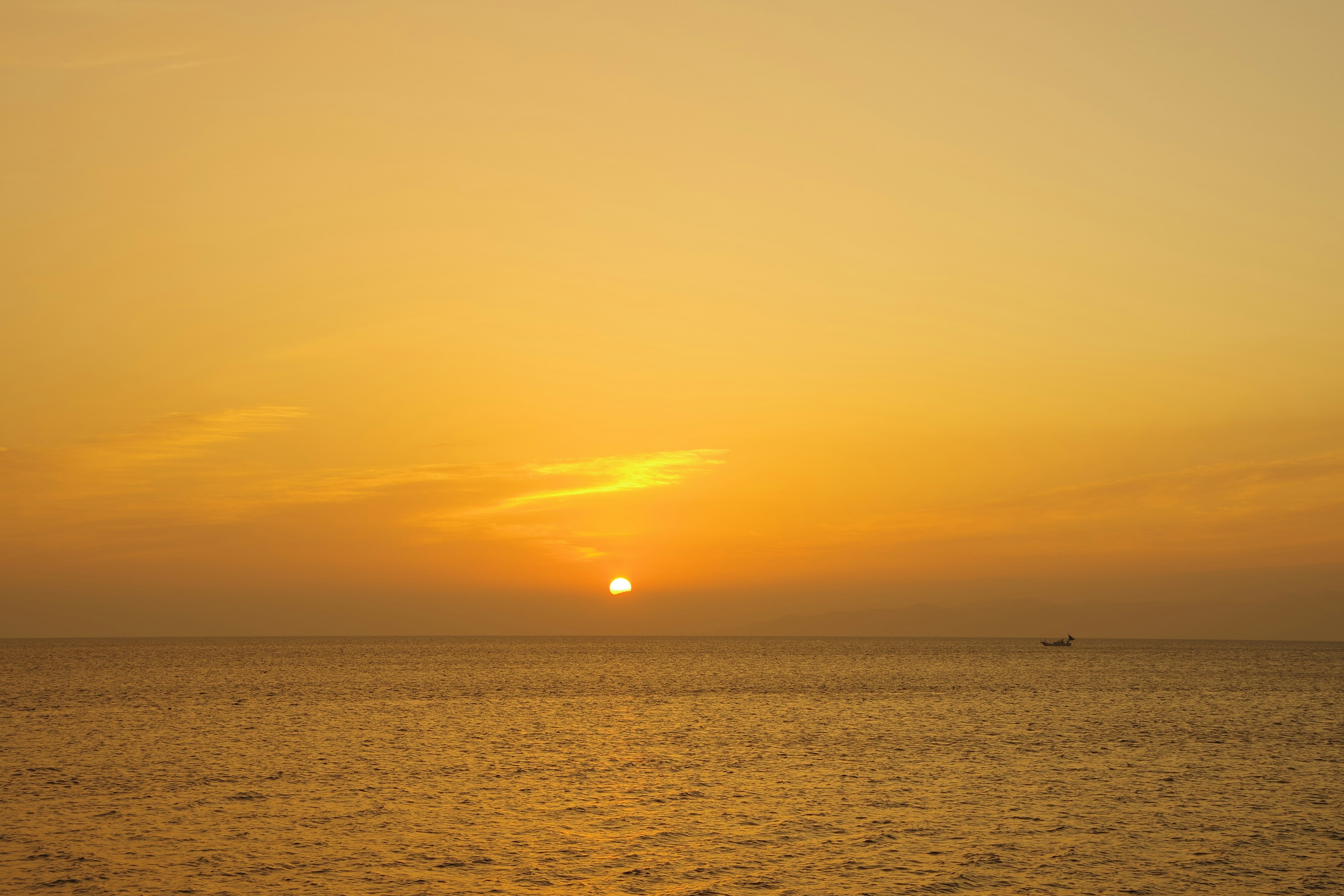 Schöner orangefarbener Sonnenuntergang über dem Ozean