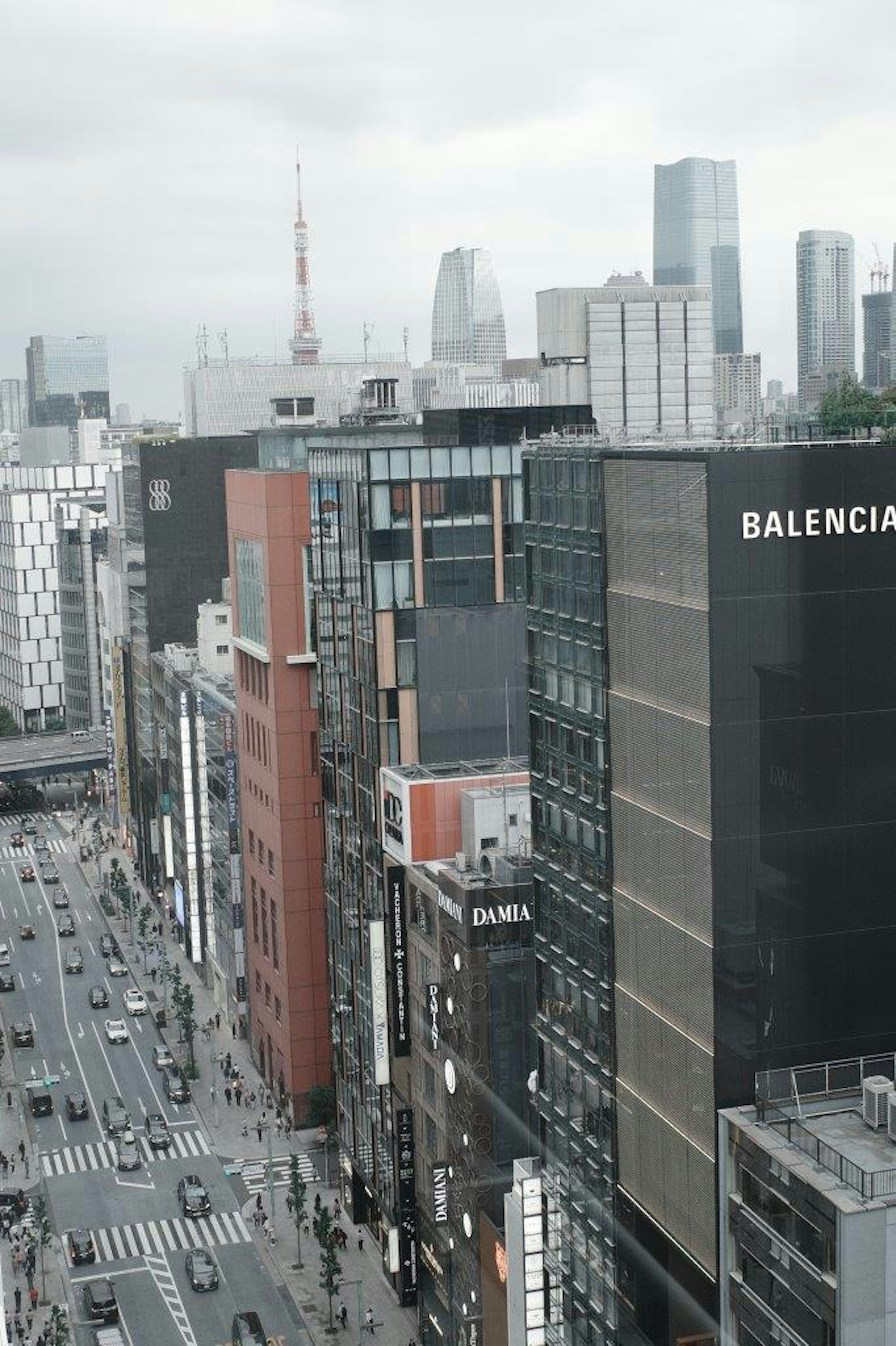 Moderne Stadtlandschaft von Tokio mit Balenciaga-Schild