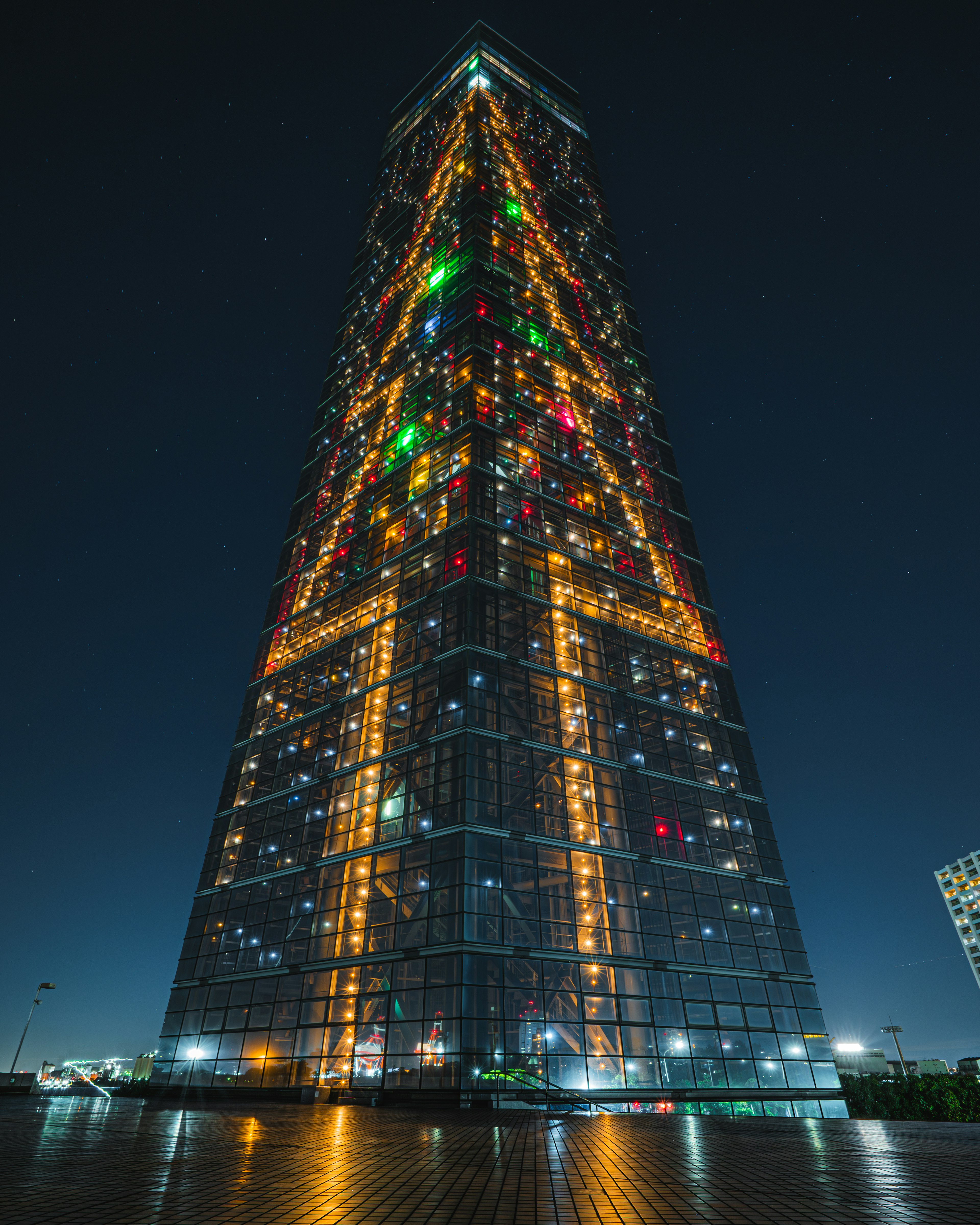 Esterno di un grattacielo illuminato di notte