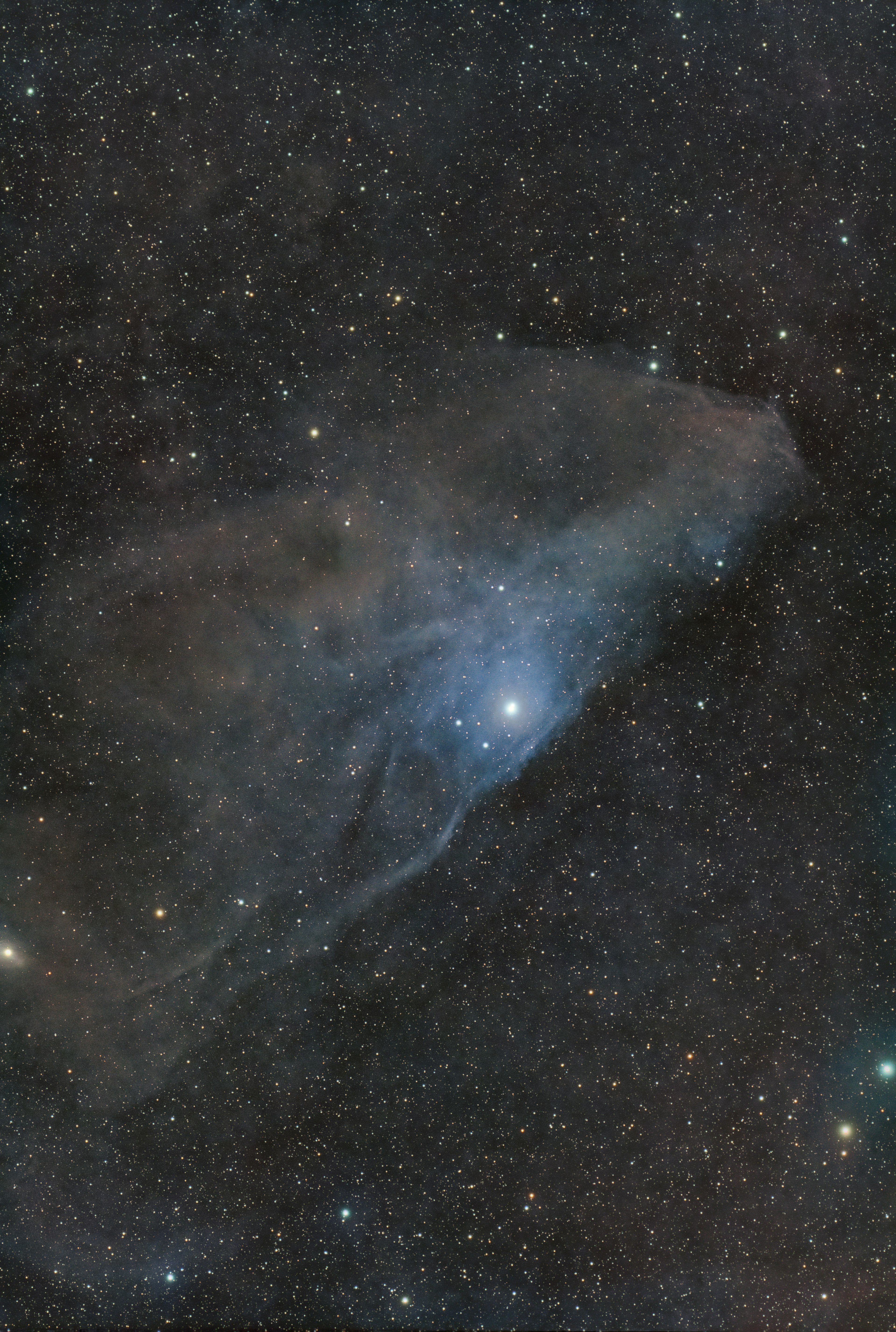 Imagen de una nebulosa con una estrella azul brillante