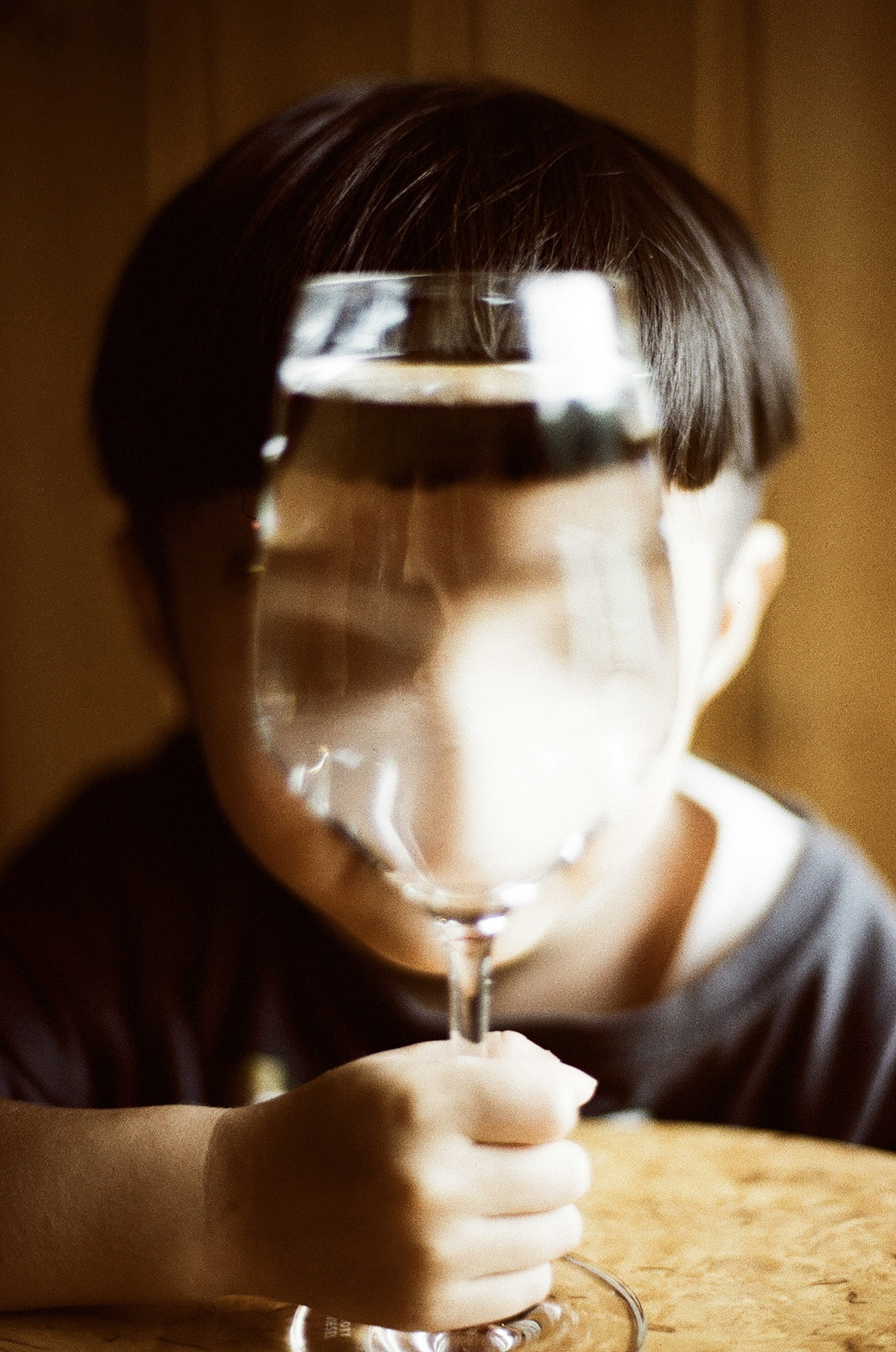 Rostro de un niño visto a través de un vaso de agua