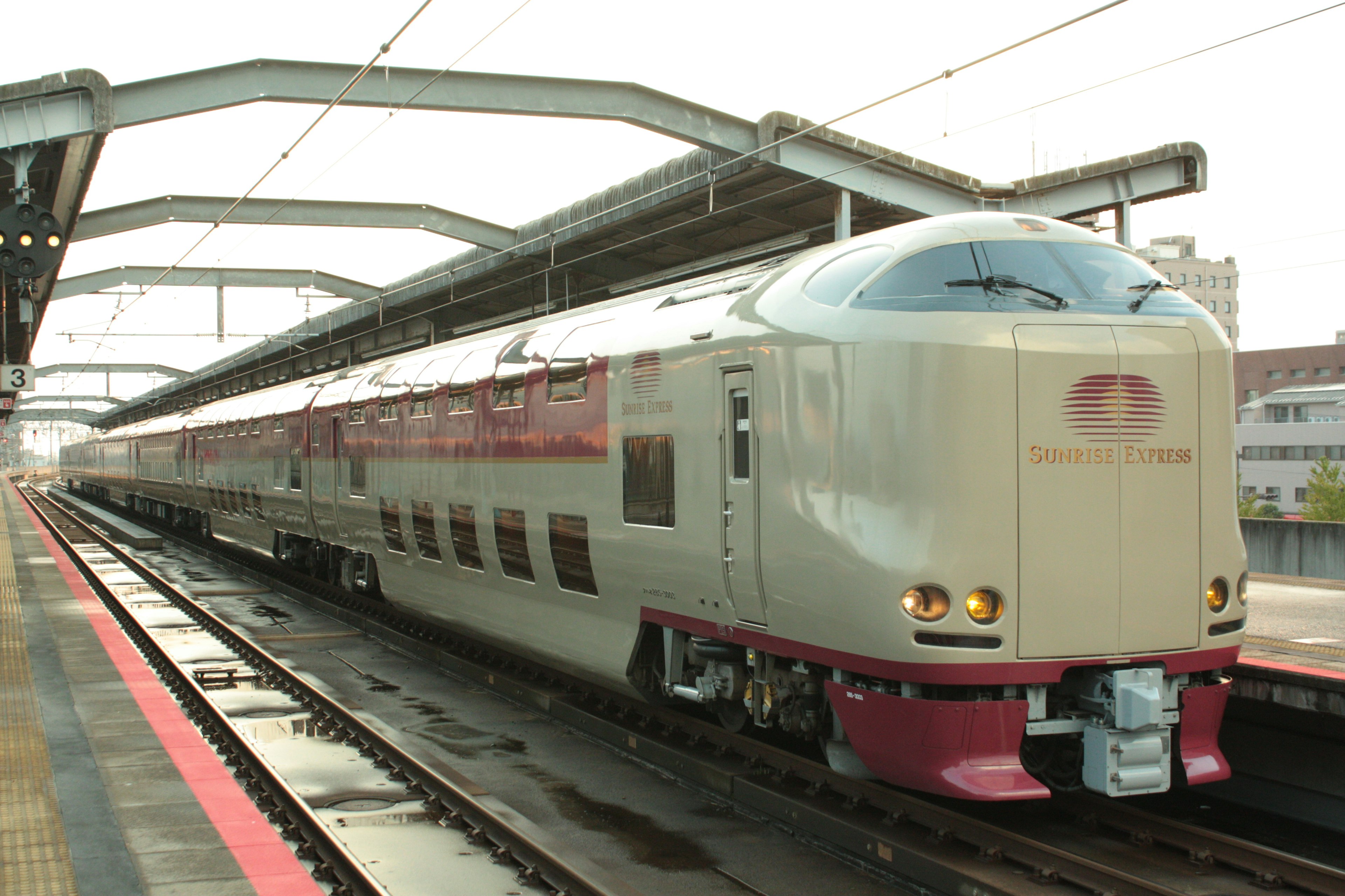 รถไฟด่วนสมัยใหม่จอดอยู่ที่สถานี