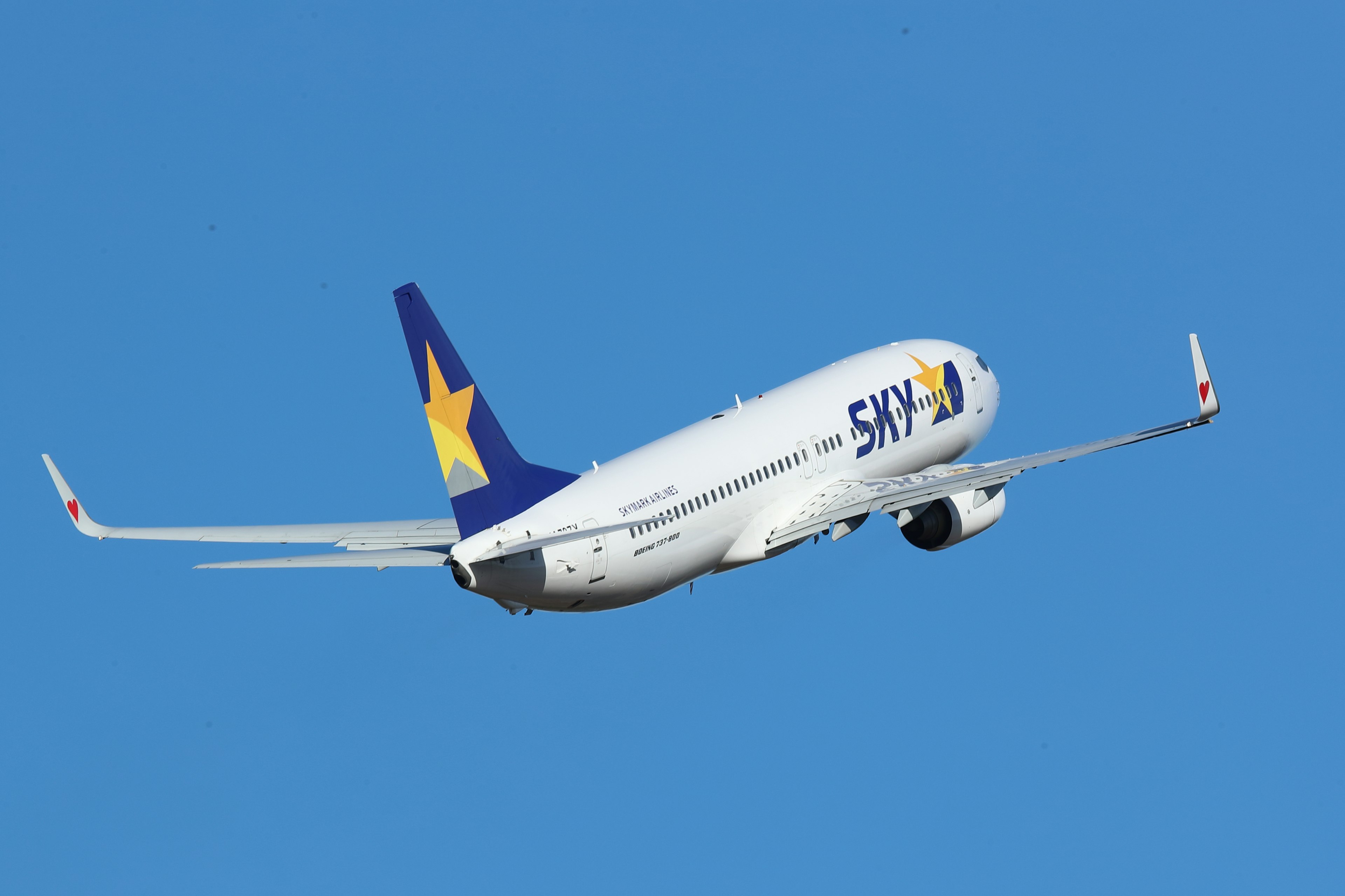 Flugzeug fliegt in einem blauen Himmel mit einem Sternlogo