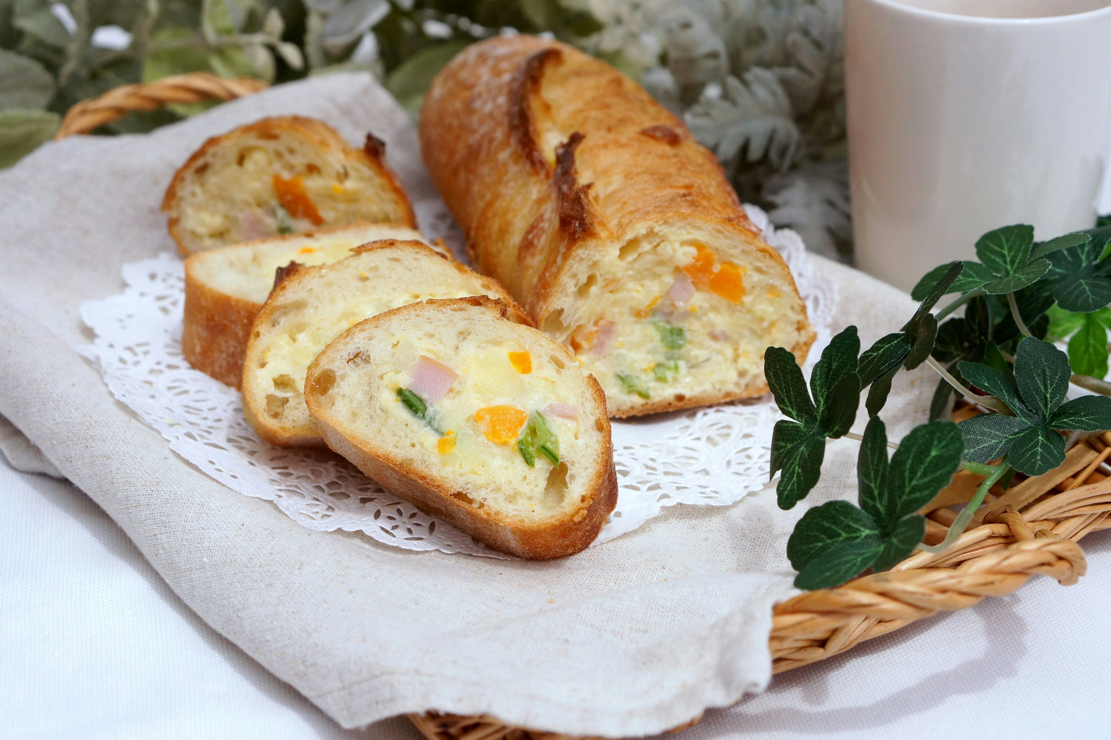 In Scheiben geschnittenes Brot in einem Korb mit Kräutern