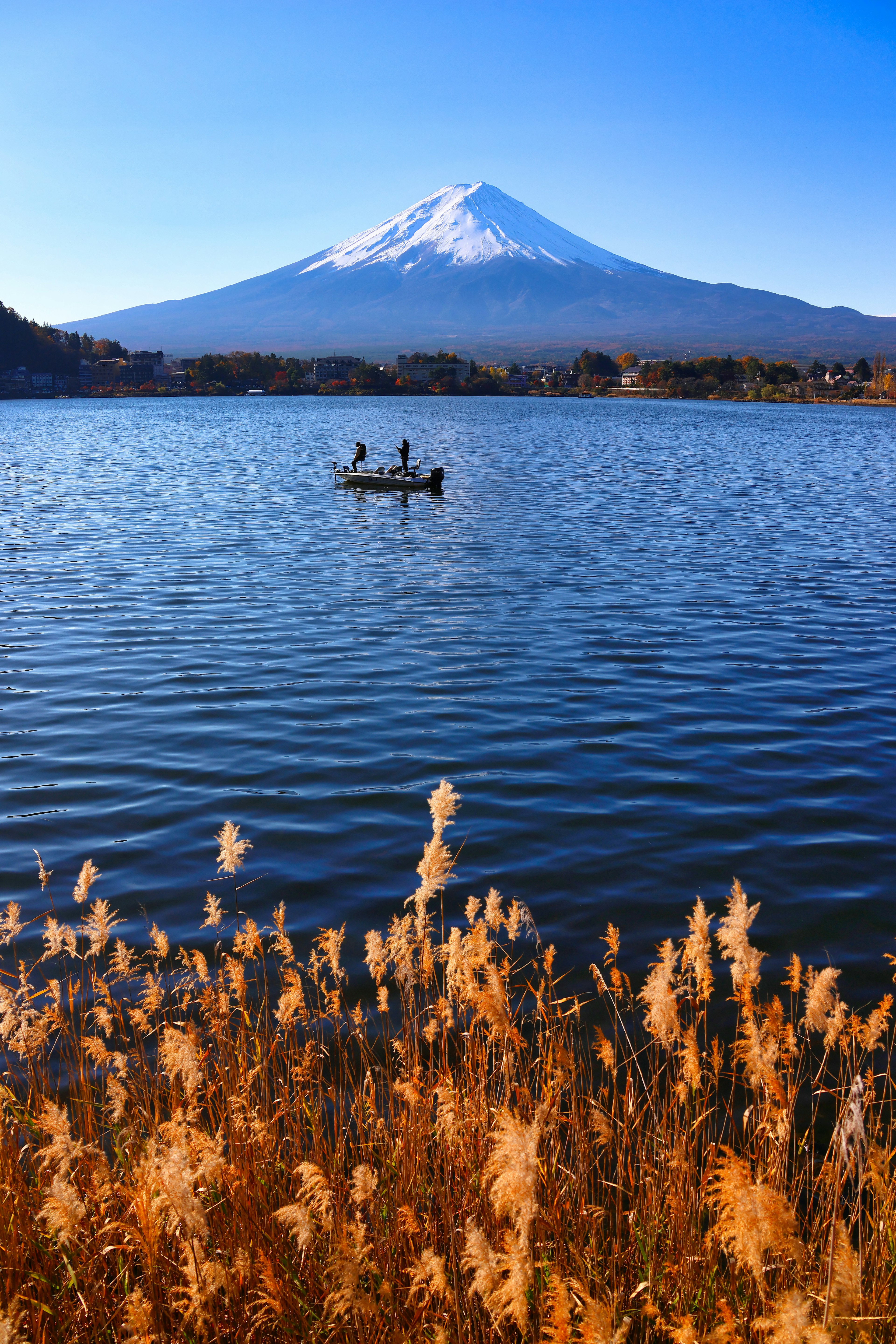 Vista escénica del Monte Fuji con un bote en el lago