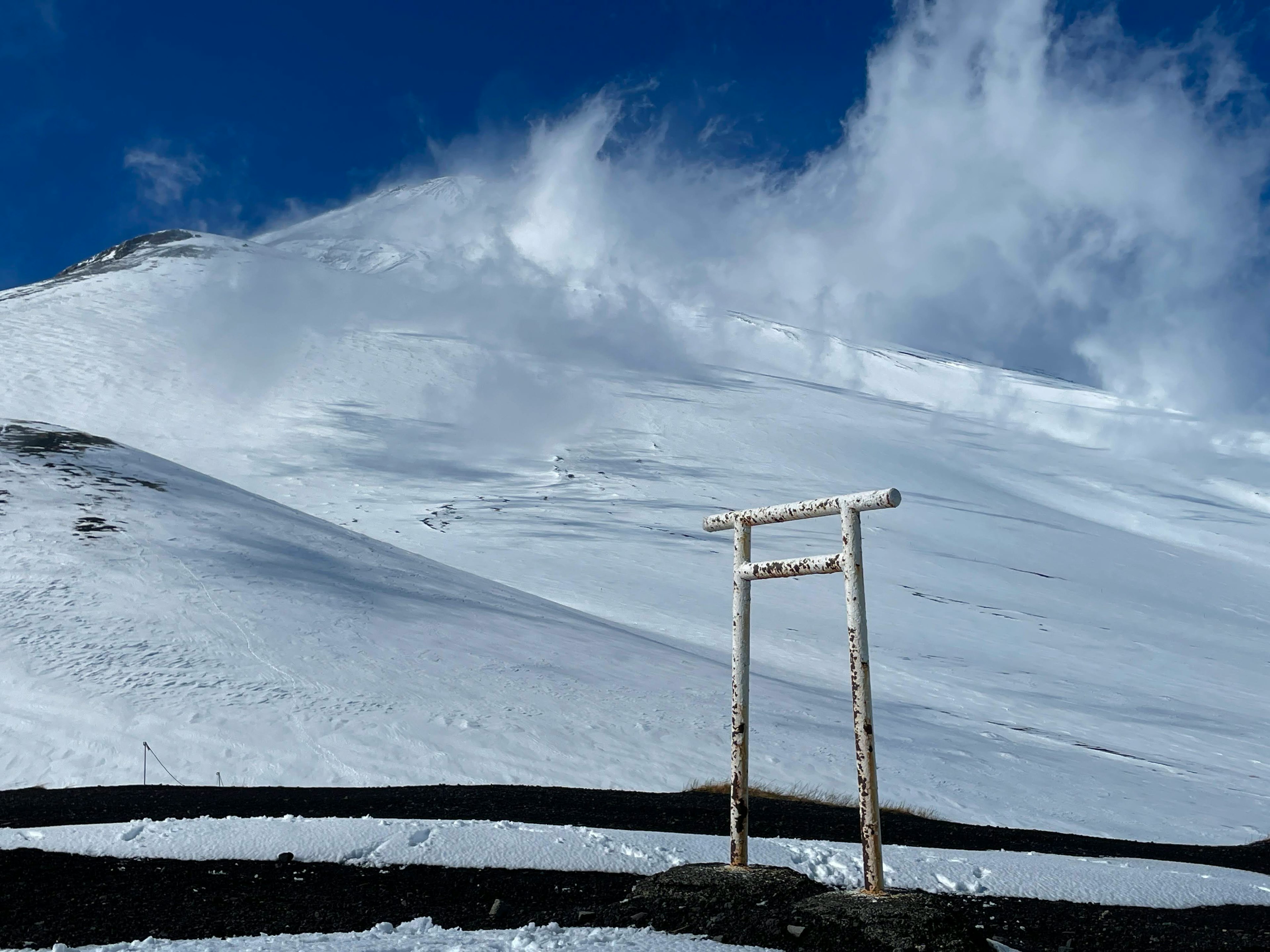 雪覆蓋的山和鳥居