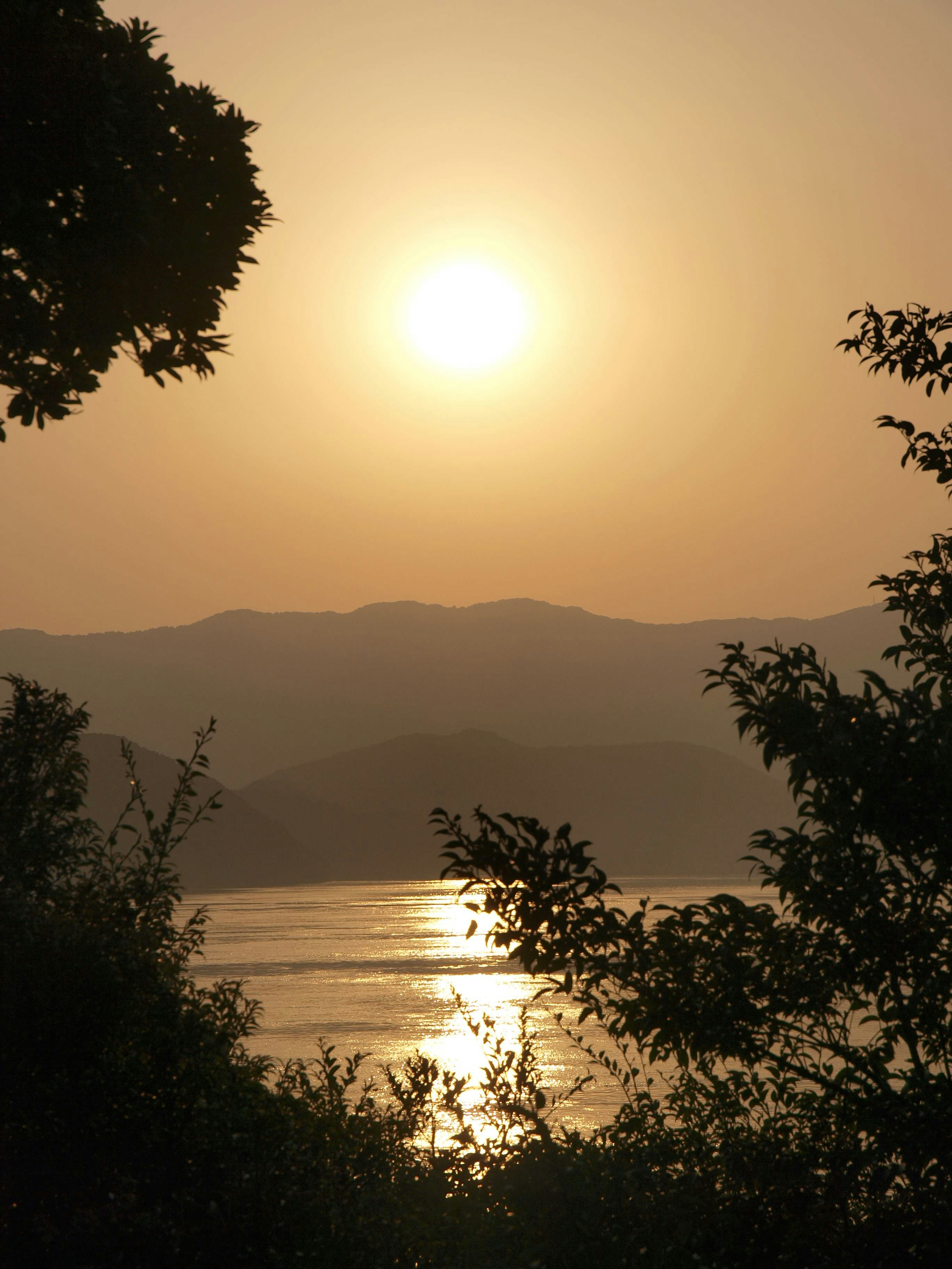 Paysage magnifique avec coucher de soleil entre les montagnes