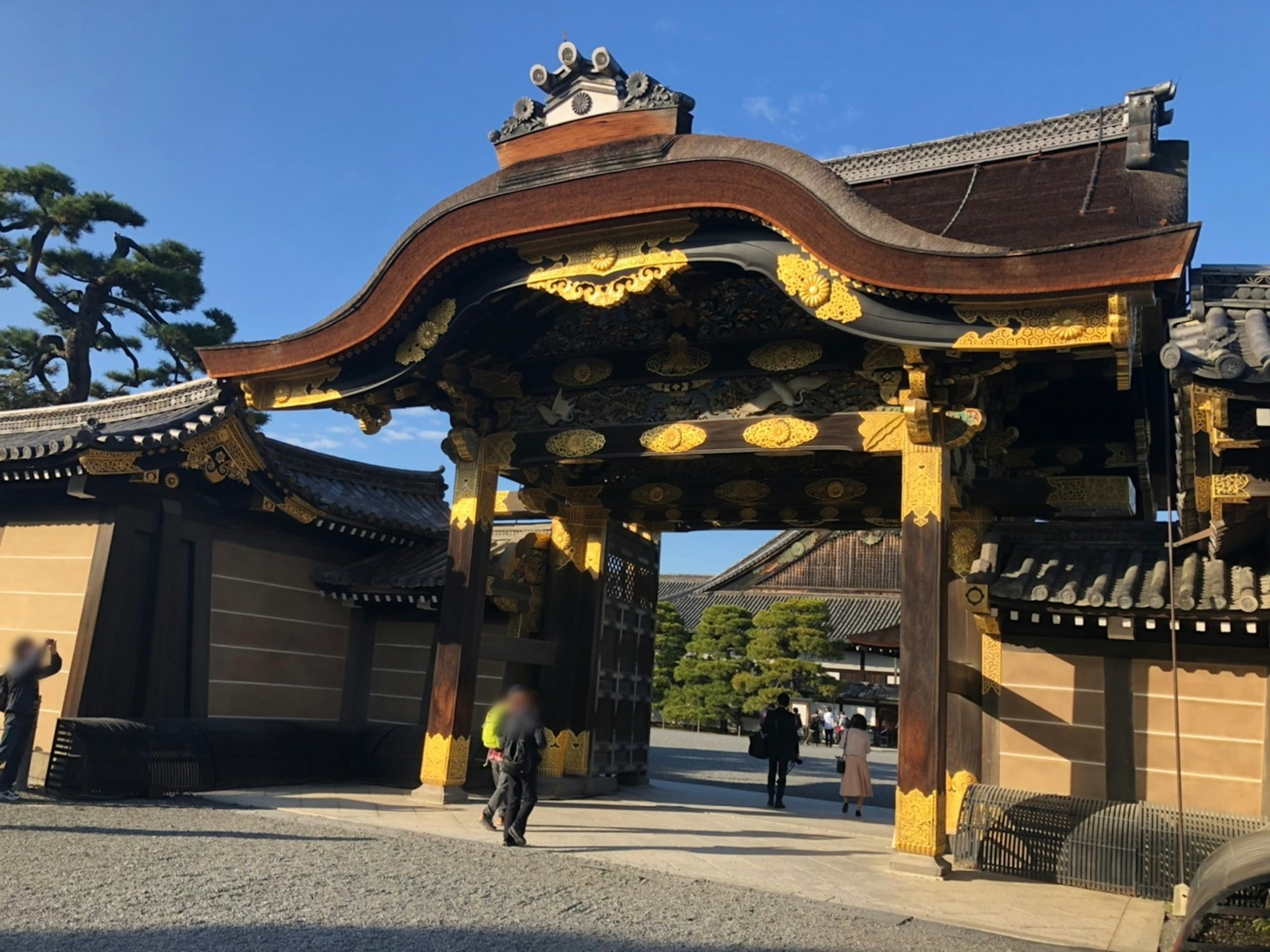 Ein schöner japanischer Tor steht unter einem blauen Himmel