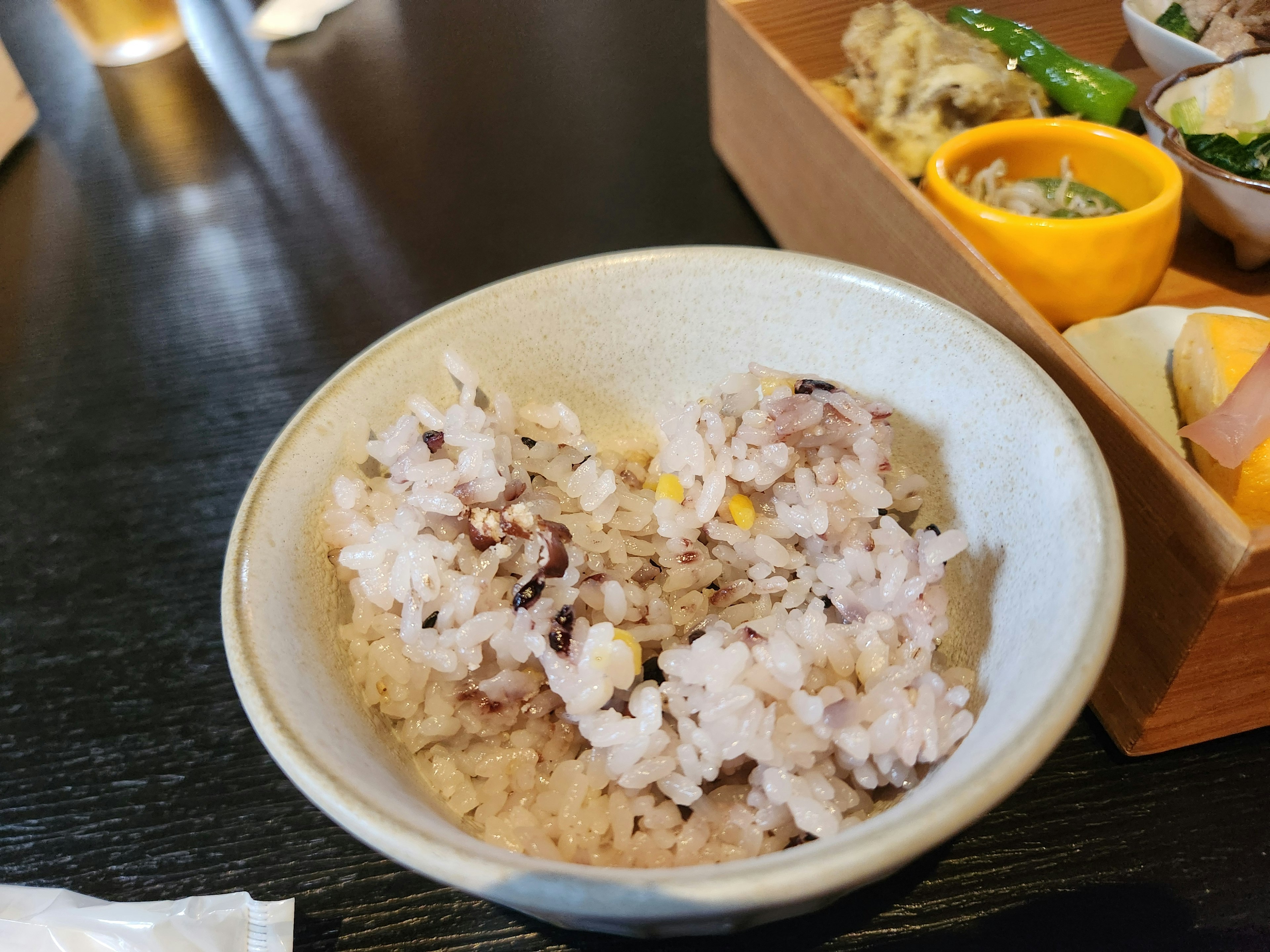 白ご飯と黒米の混ざった料理が盛られた皿