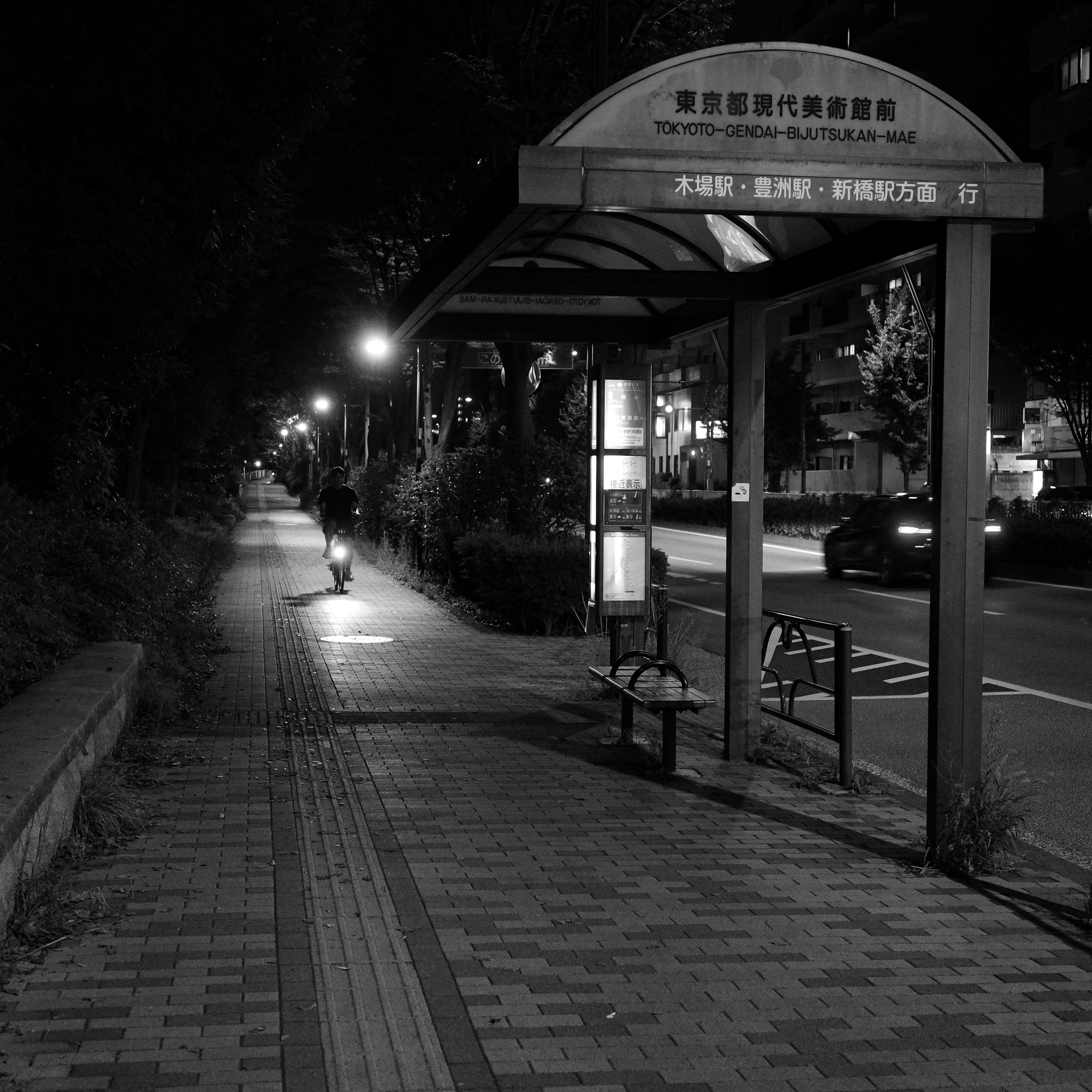 夜のバス停と静かな歩道の風景