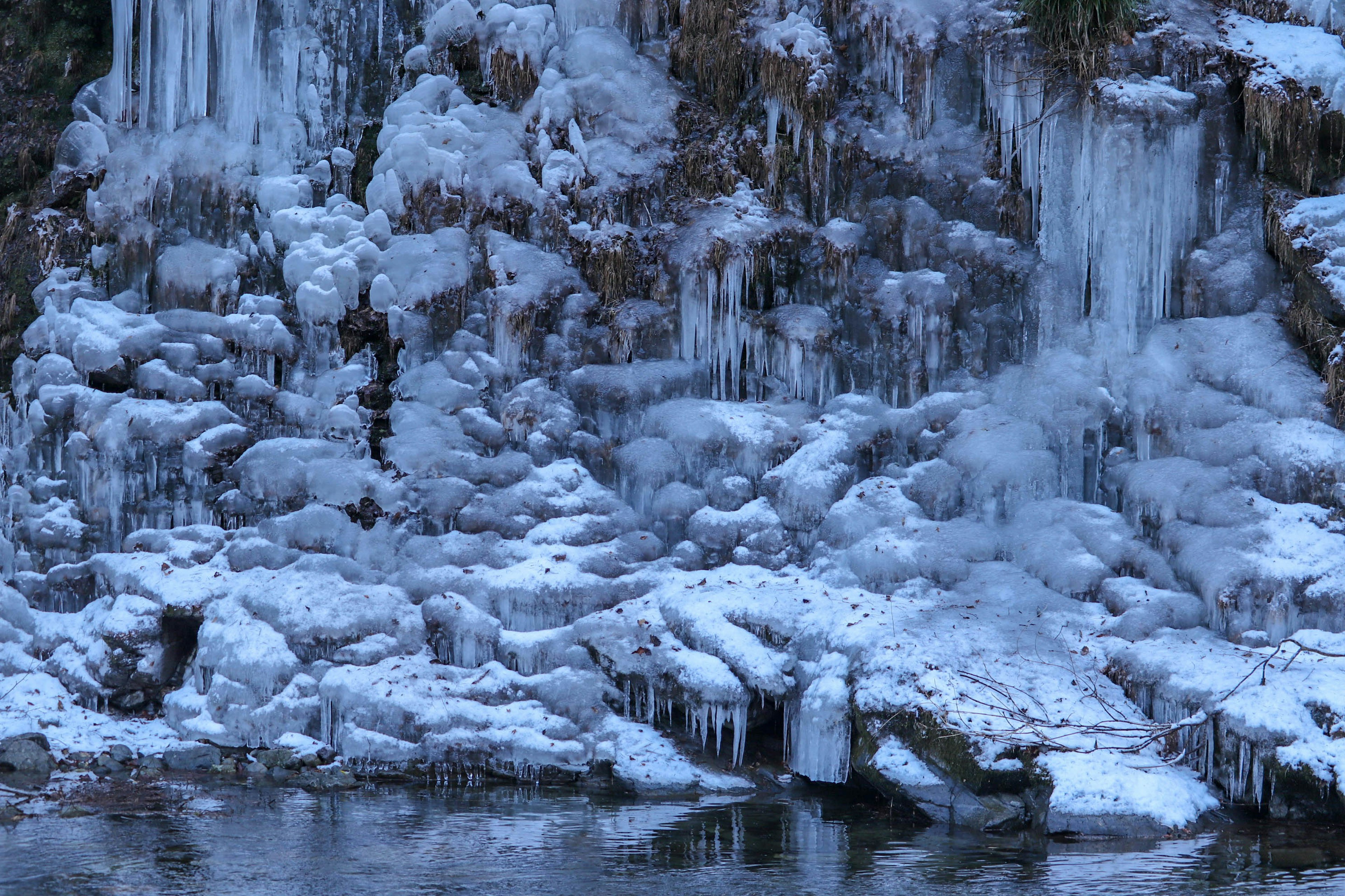 Gefrorene Felsen und eisige Wasseroberfläche in einer Winterlandschaft