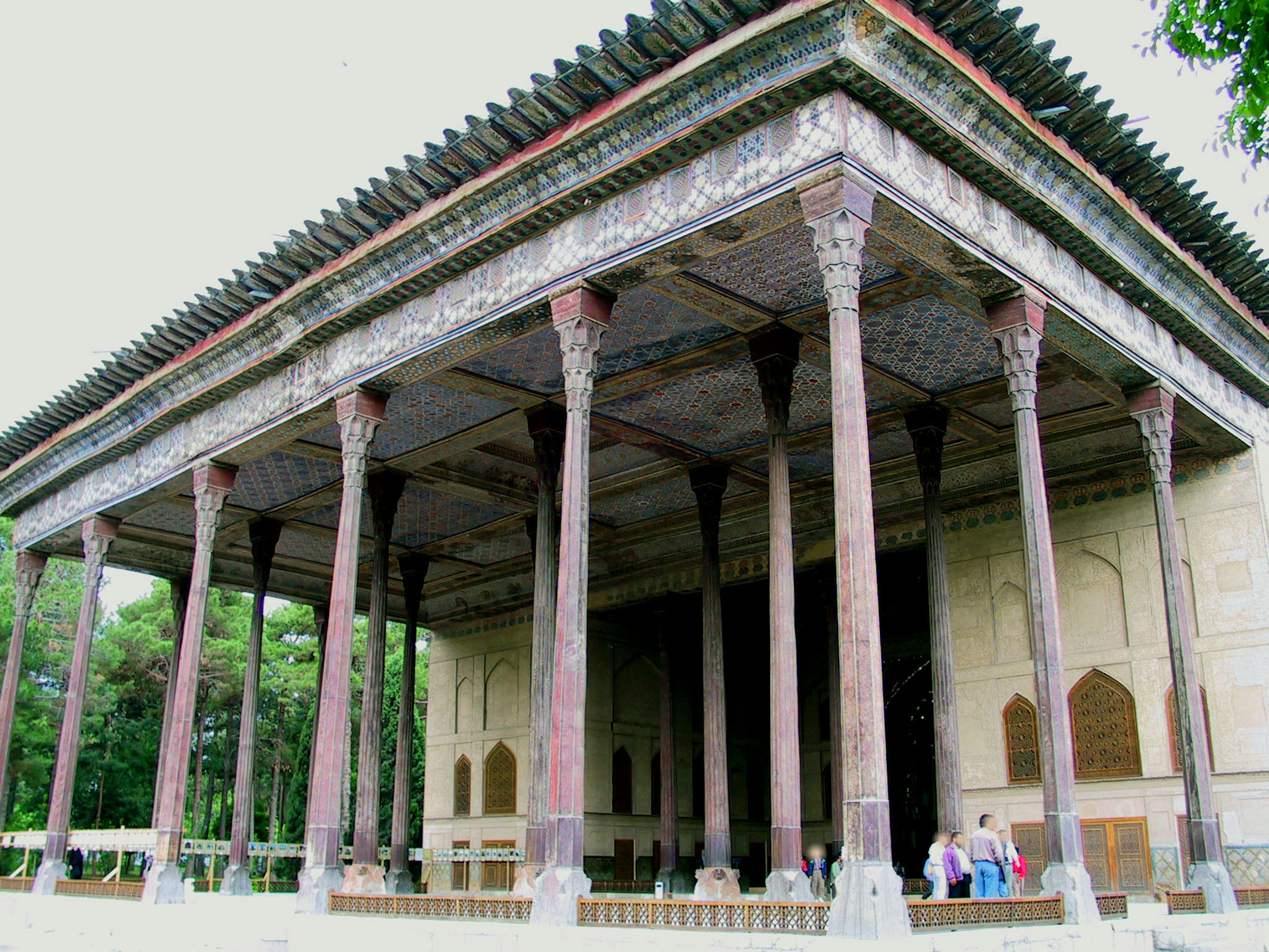 Edificio tradicional sostenido por grandes columnas con diseños intrincados