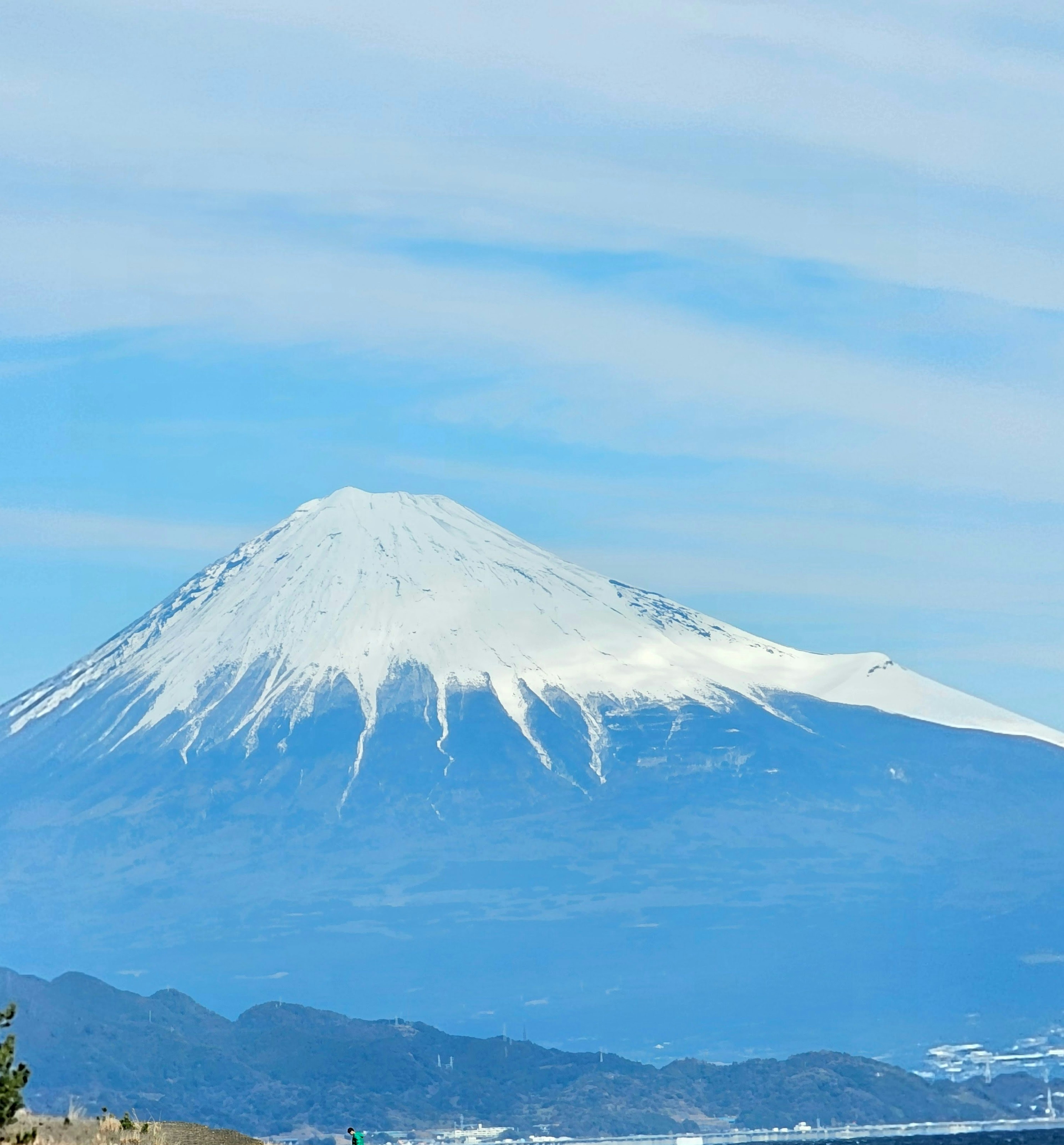 Pemandangan indah Gunung Fuji yang tertutup salju