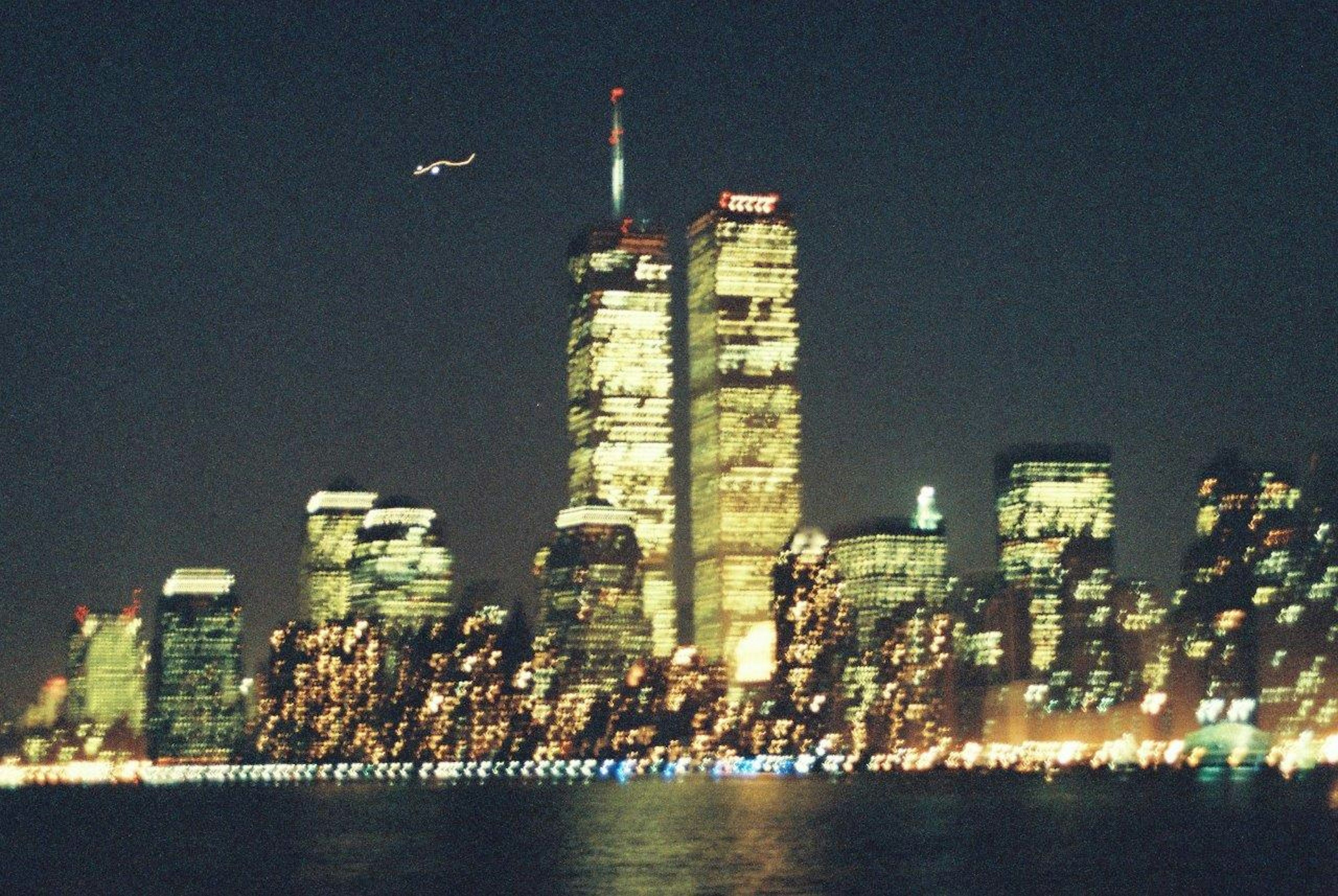 New Yorker Skyline bei Nacht mit beleuchteten Zwillingstürmen