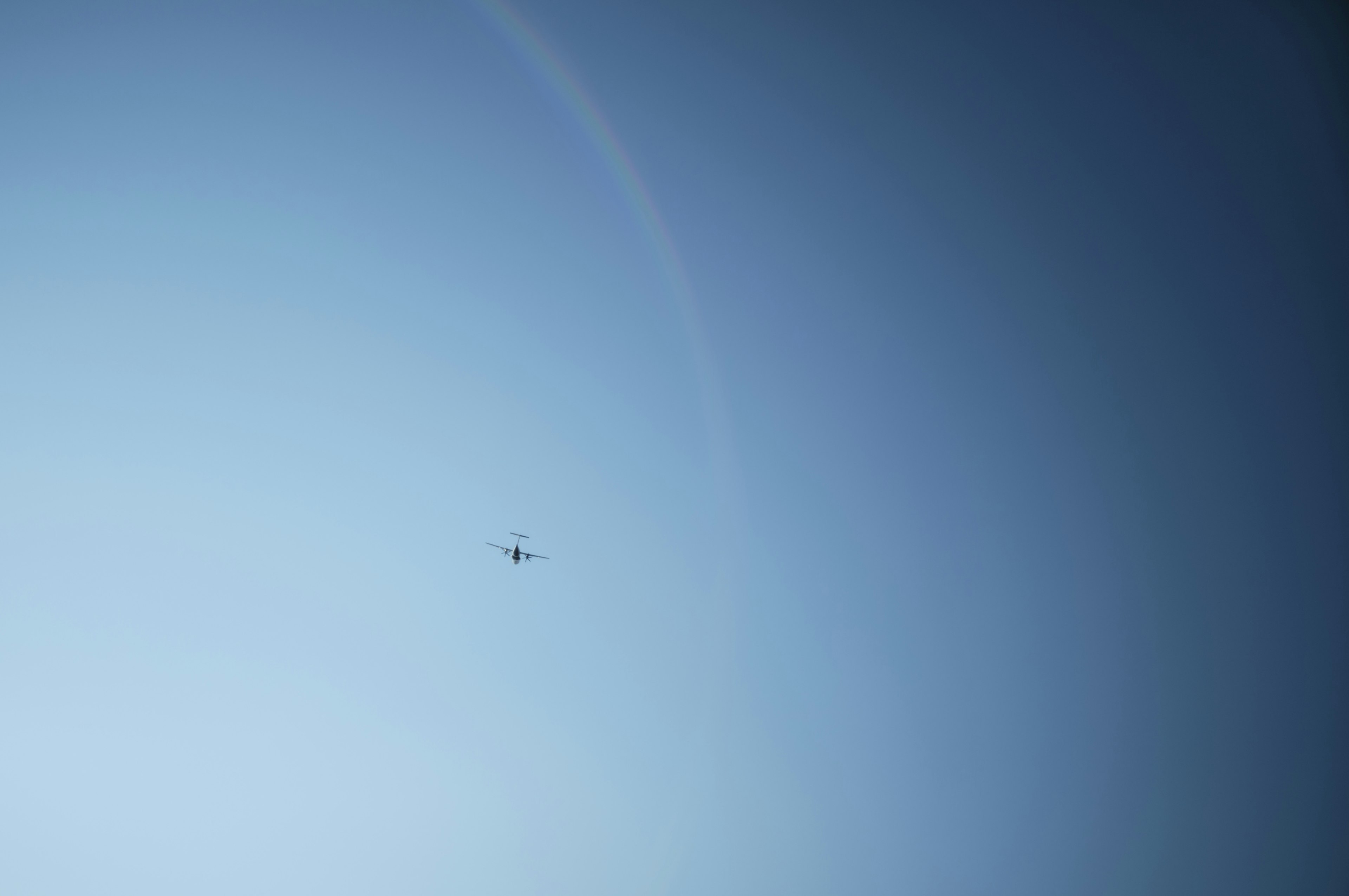 Silhouette d'un petit drone dans le ciel bleu