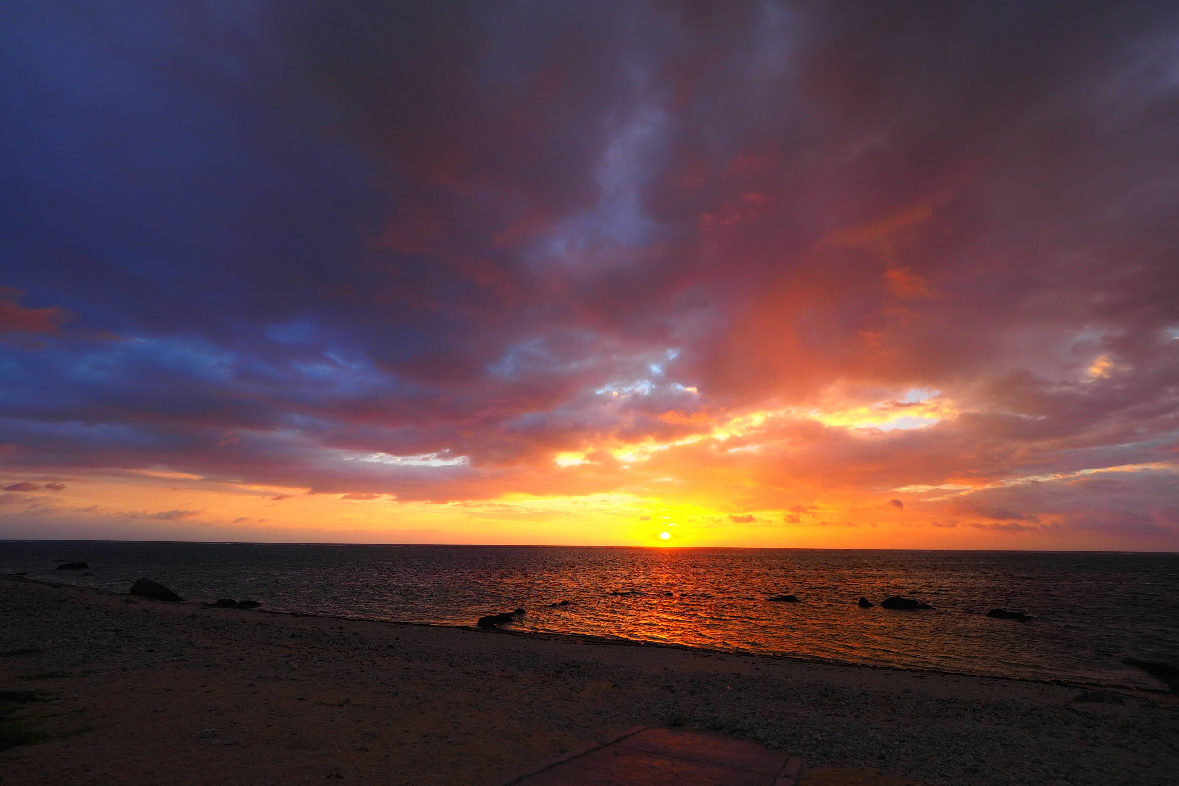 Wunderschöner Sonnenuntergang über dem Ozean mit dramatischen Wolken