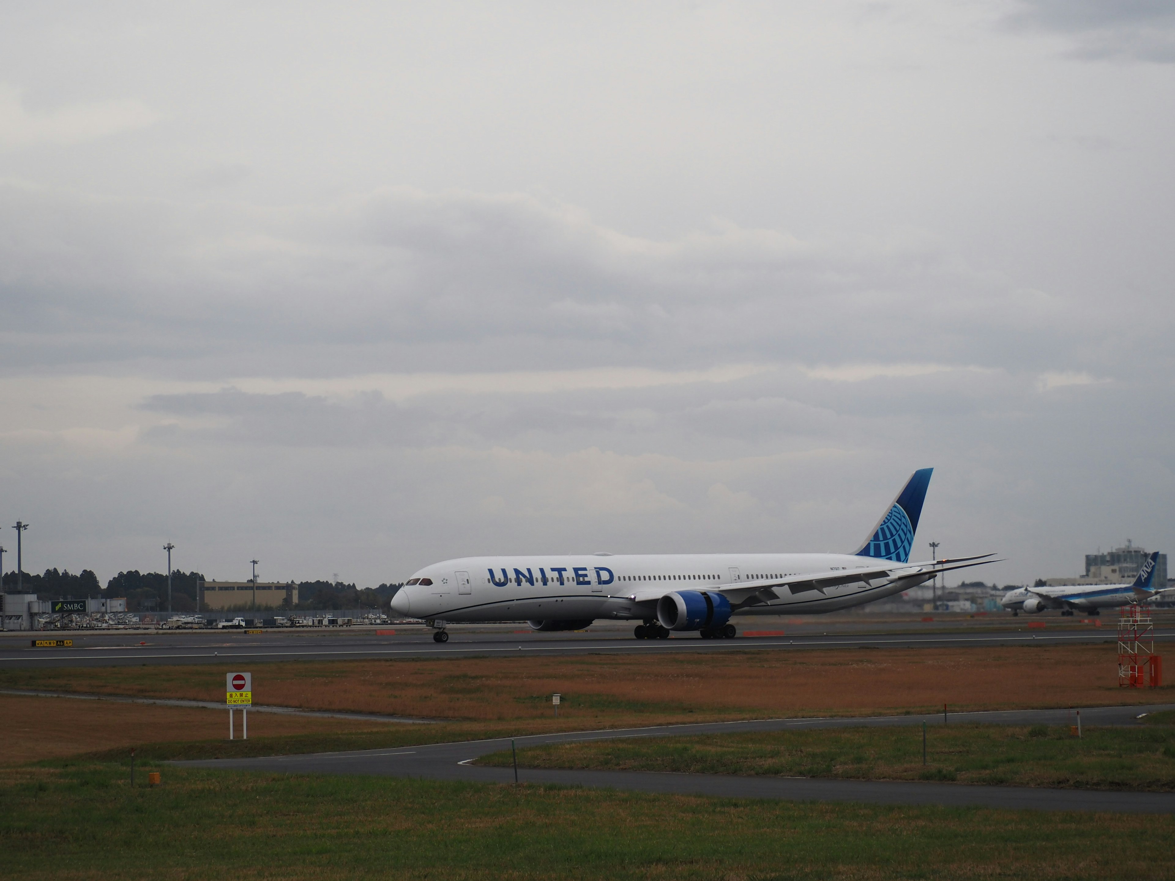 ユナイテッド航空の飛行機が滑走路を走行している