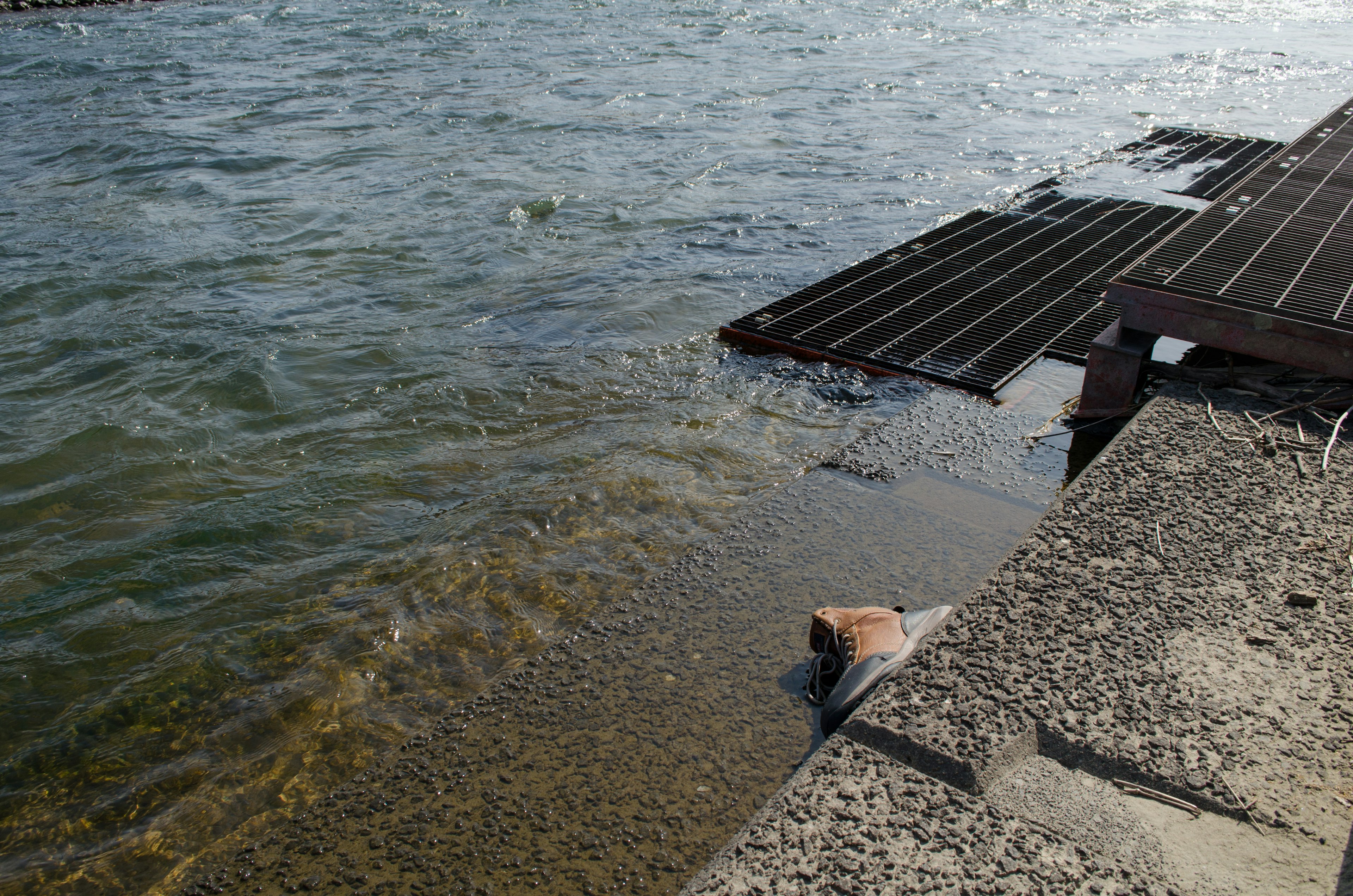 Vista escénica del agua y la orilla con un muelle de madera