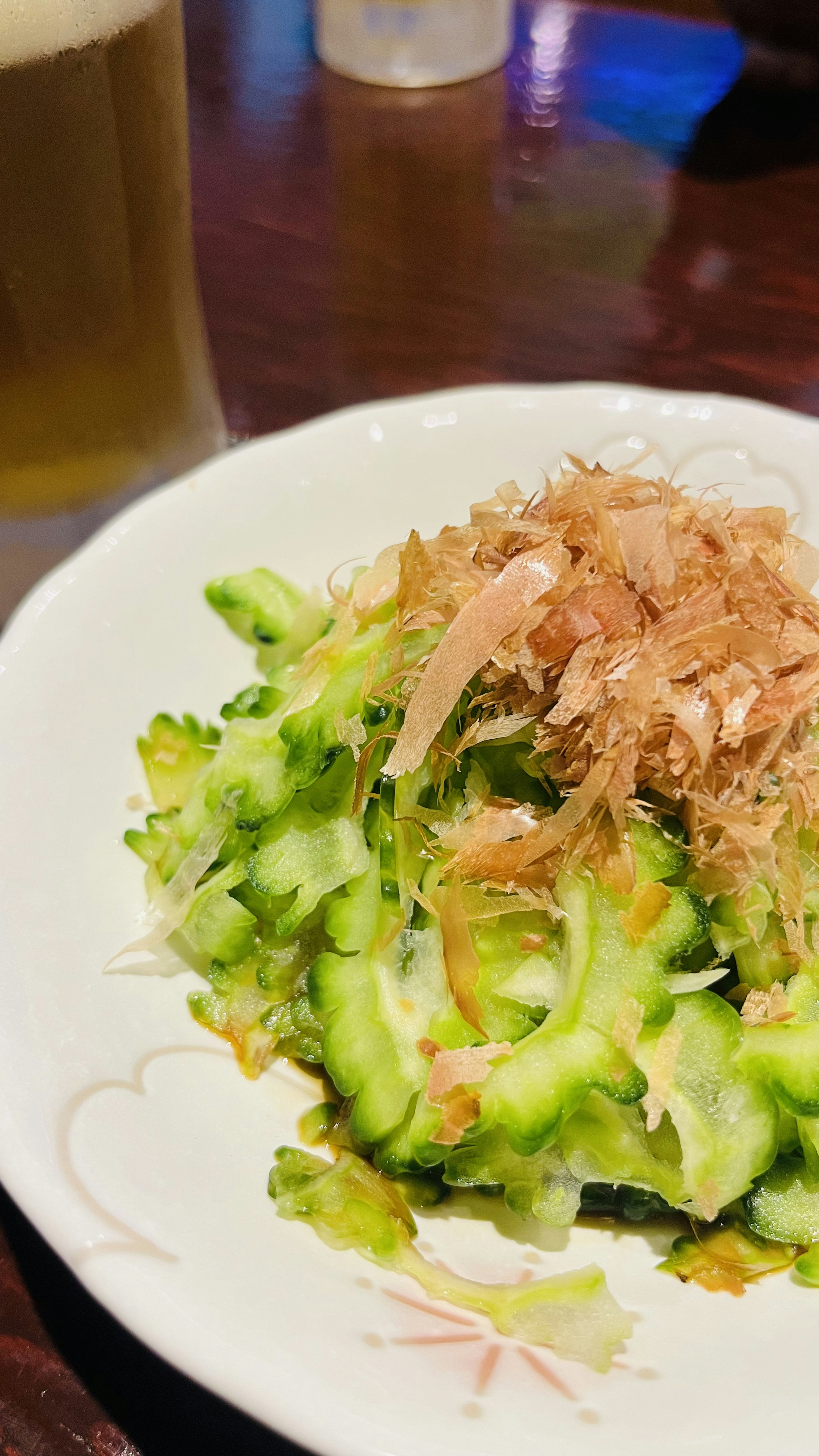 Ensalada de melón amargo cubierta con copos de bonito