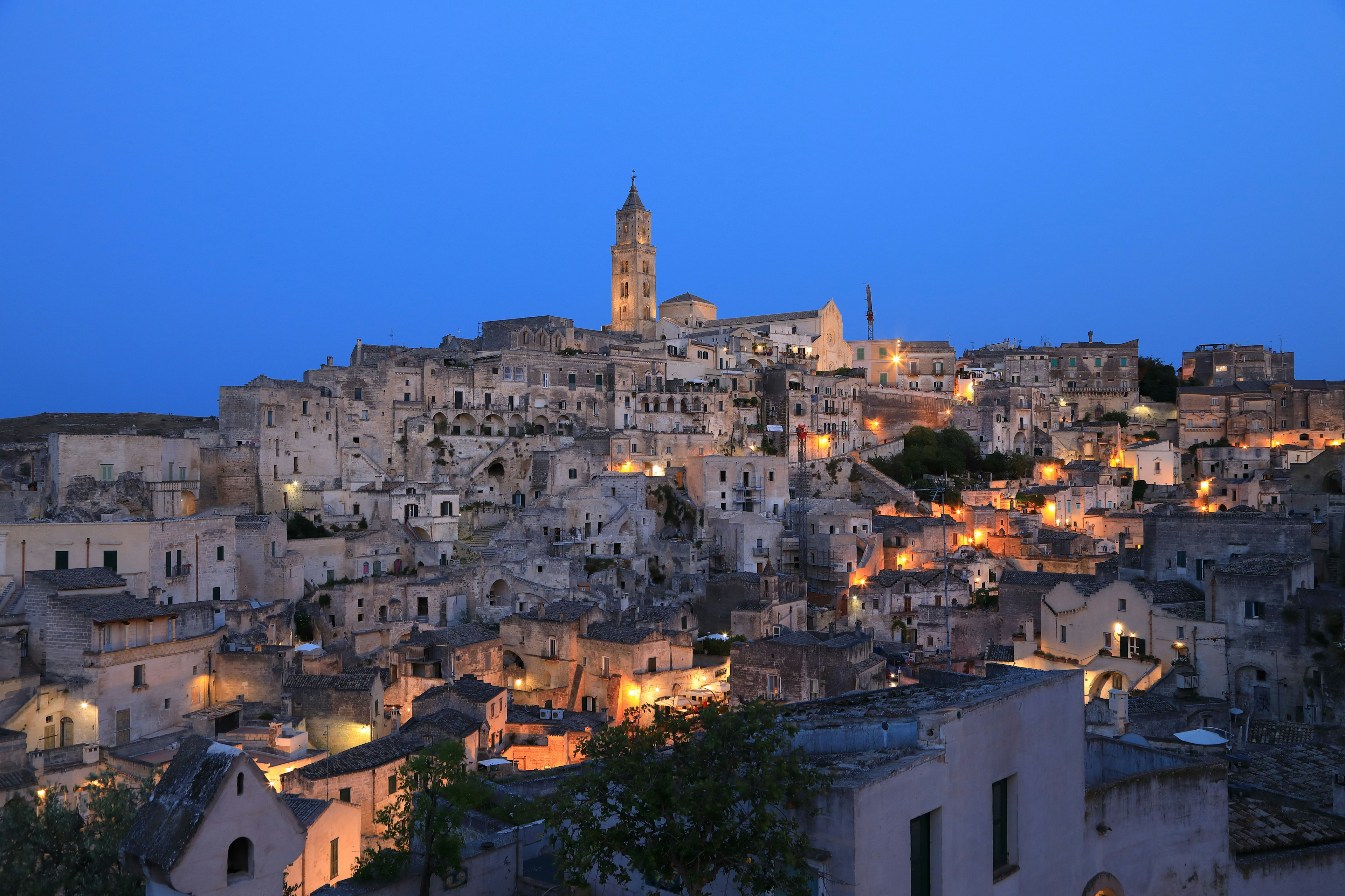 Vista notturna di Matera con case in pietra illuminate