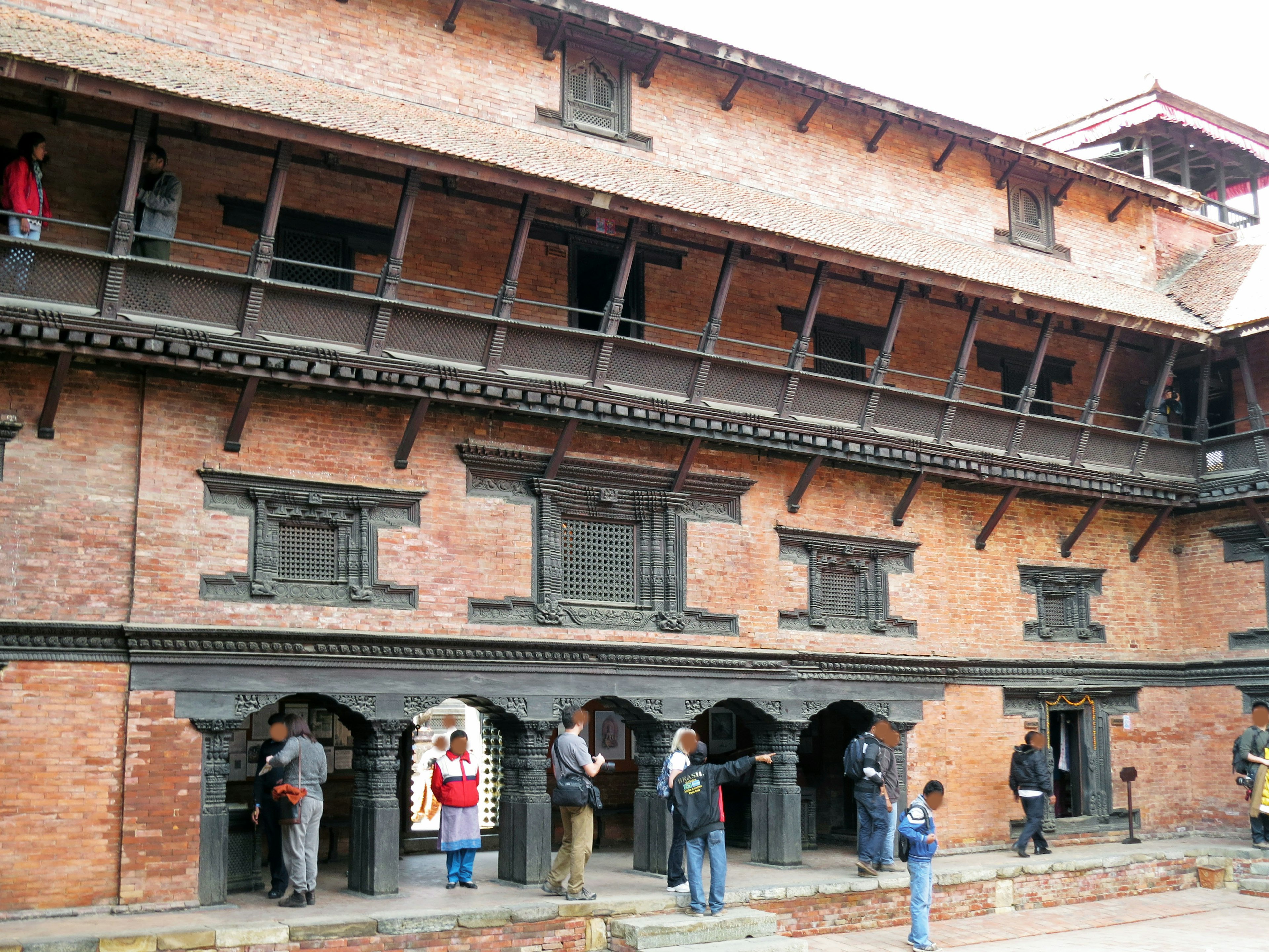 Historisches Gebäude mit schöner Ziegelmauer und Holzbalustraden