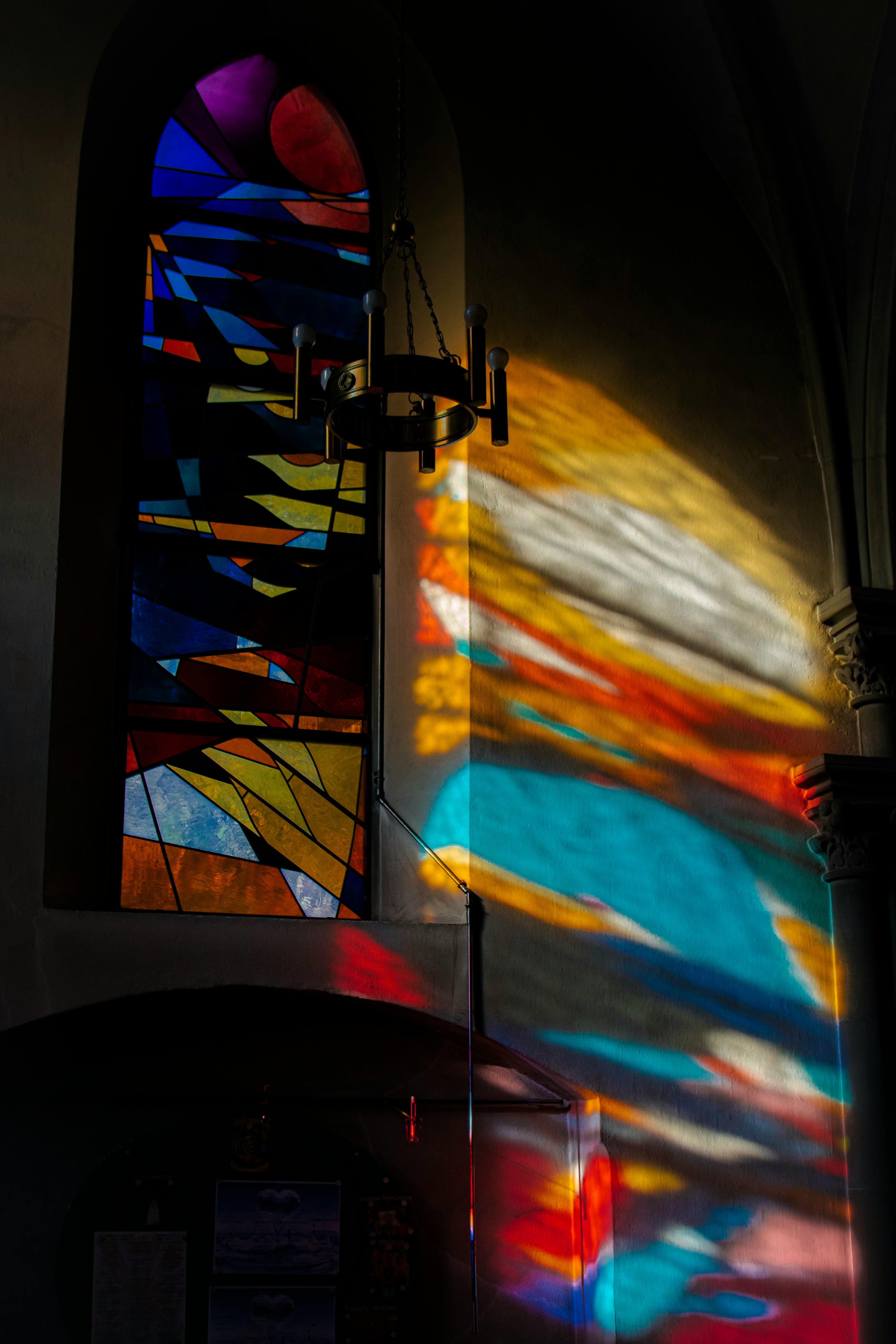 Bunte Lichtreflexionen von einem großen Kirchenfenster aus Glasmalerei