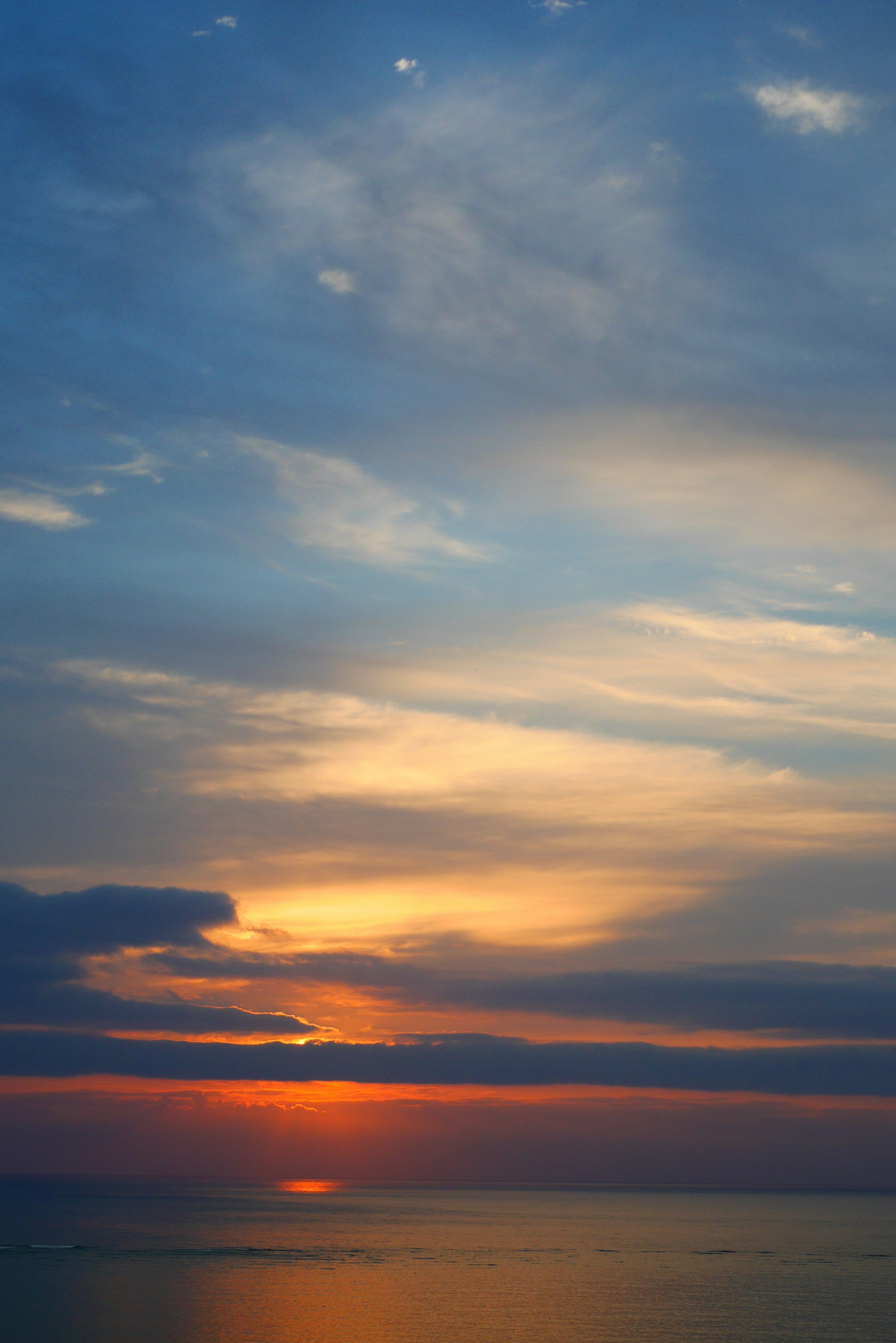 Schöner Sonnenuntergangshimmel über dem Ozean mit blauen und orangefarbenen Farbtönen