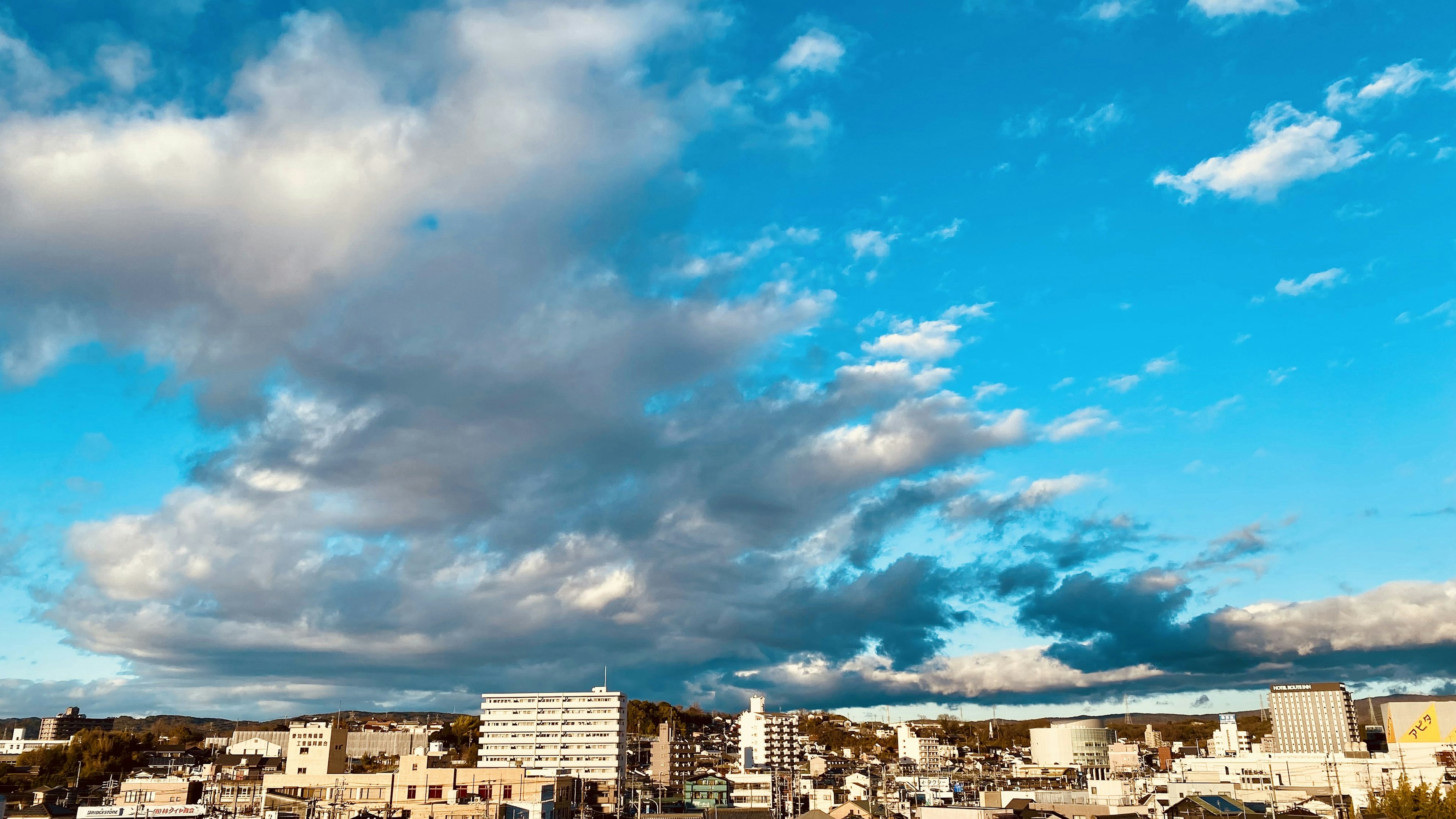 Stadtansicht mit blauem Himmel und weißen Wolken