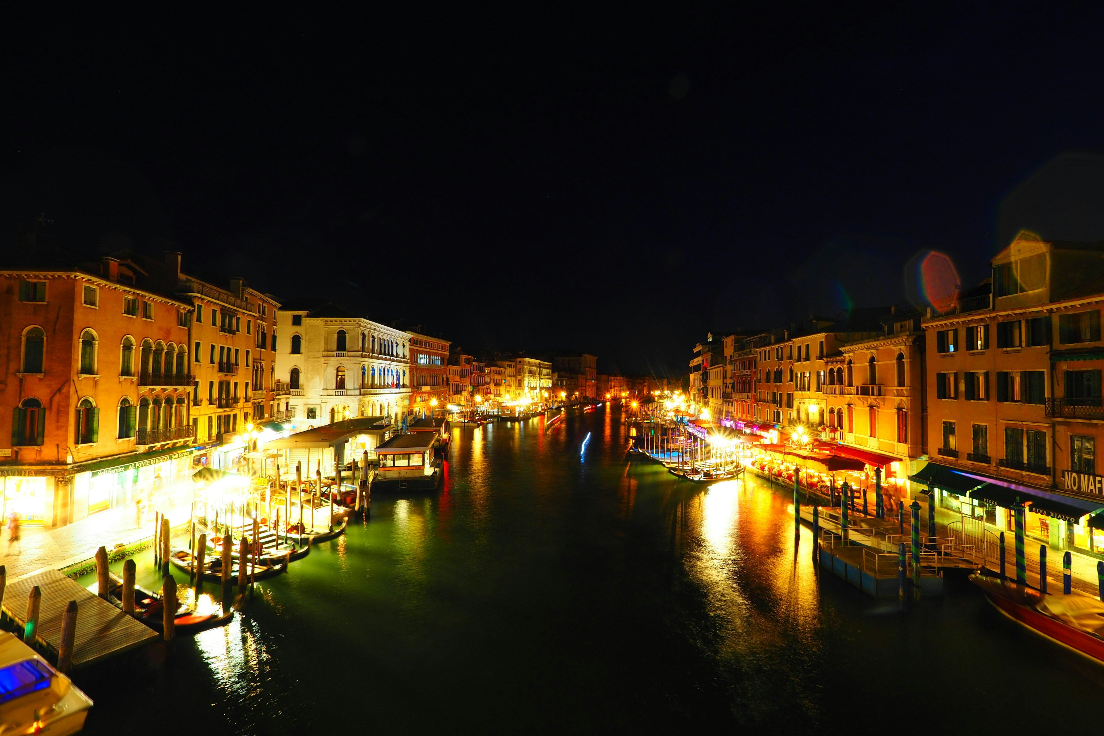 Pemandangan indah kanal Venesia di malam hari