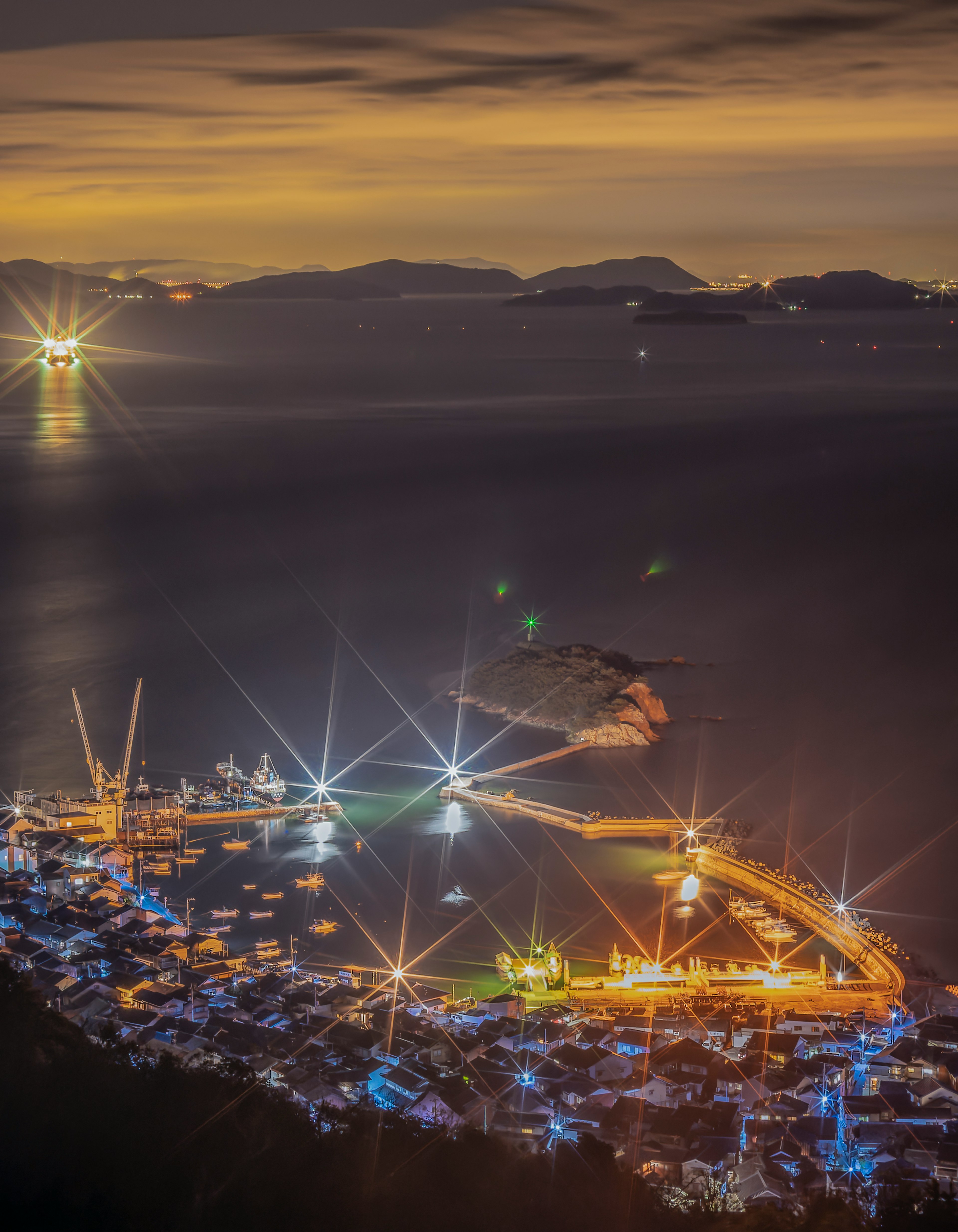 美丽的港口小镇夜景，闪烁的灯光